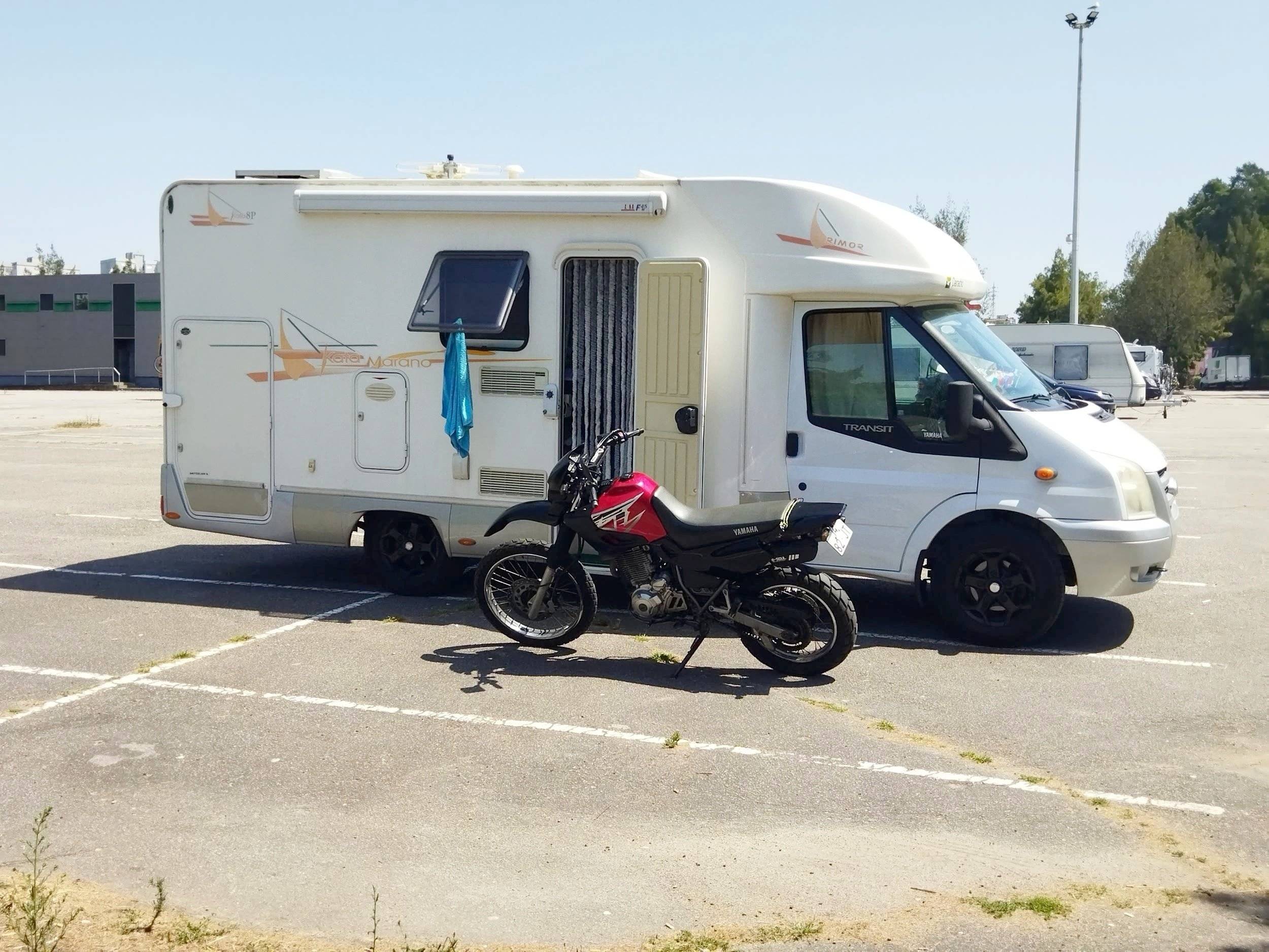 Front view from 3/4 Ford Transit 2,2 l 115 ch - Yescapa