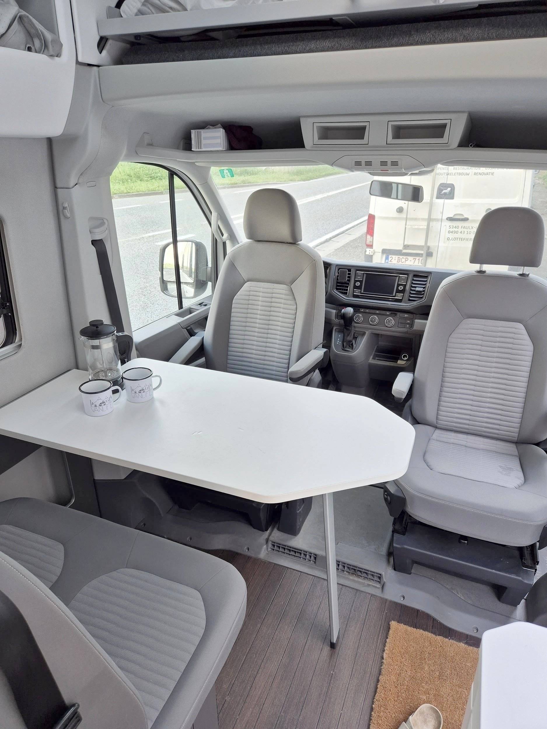 Dining Area Volkswagen Gran California - Yescapa