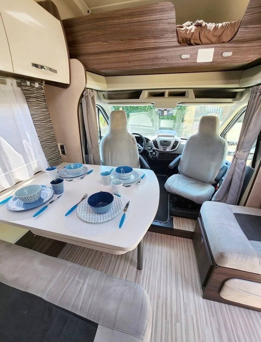 Área de jantar Ford transit 170 - Yescapa