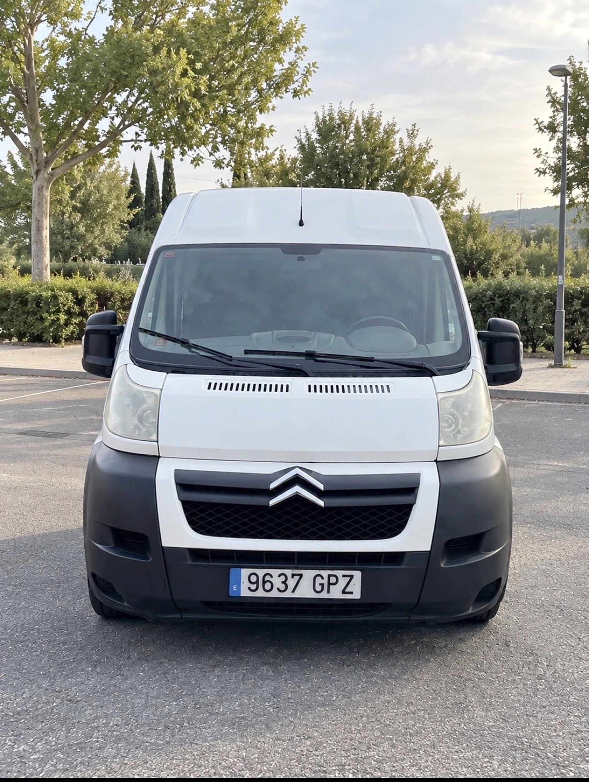 Vista del vehículo ángulo delantero Citroën - Yescapa