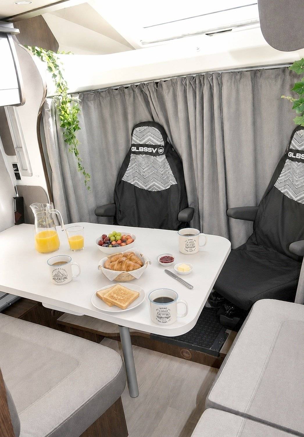 Dining Area Ford FORD TRANSIT - Yescapa