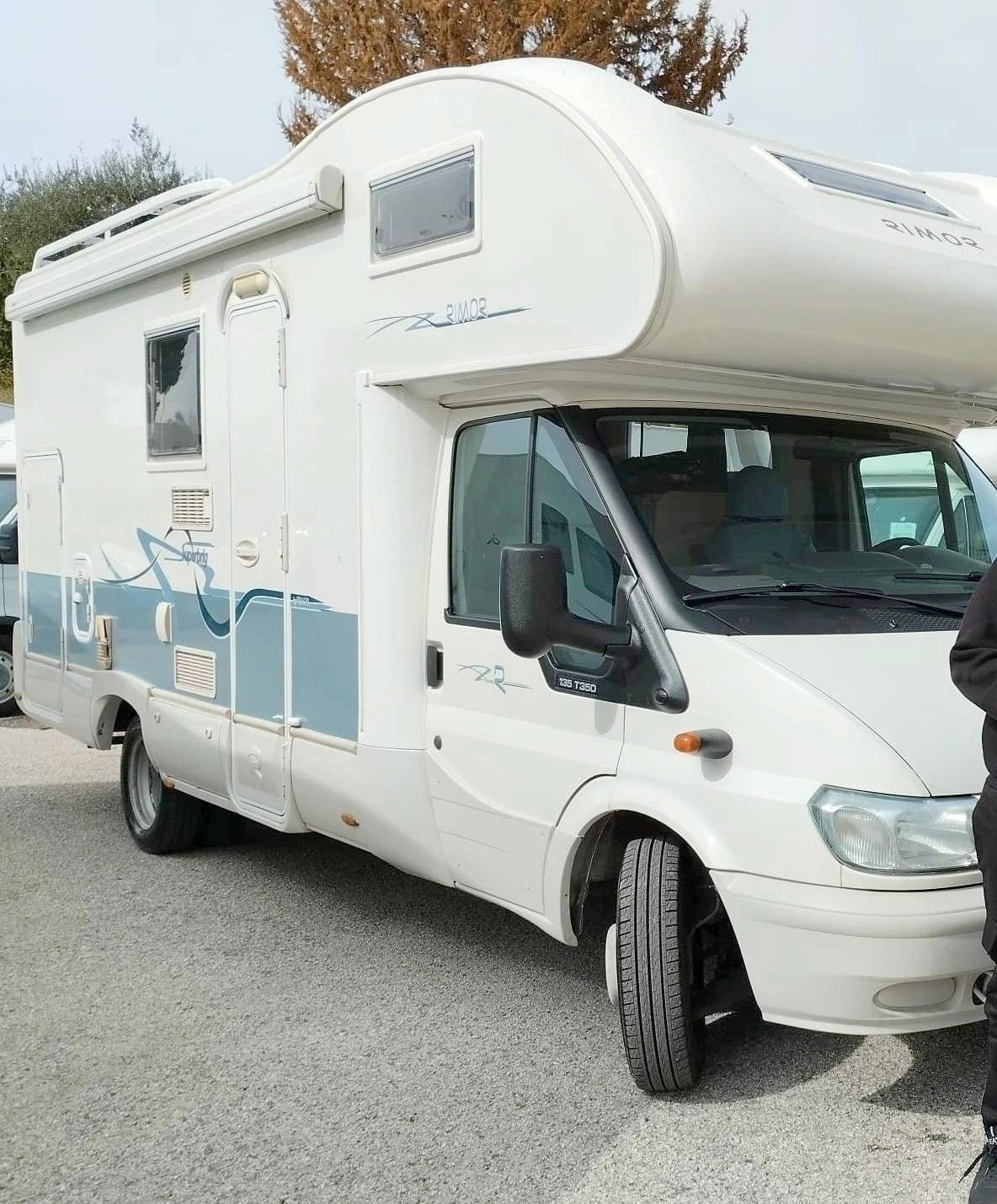 Vista frontale a ¾ Ford Transit 2,4 l 140 ch - Yescapa