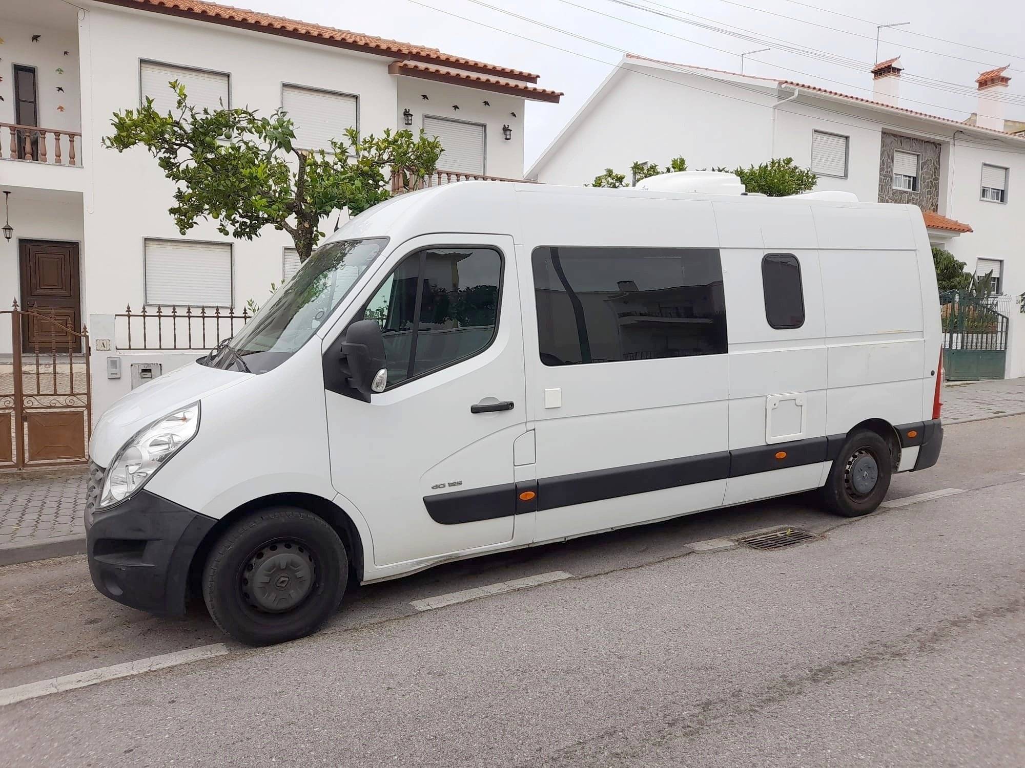 schräge Vorderansicht Renault Renault master 2,3l - Yescapa