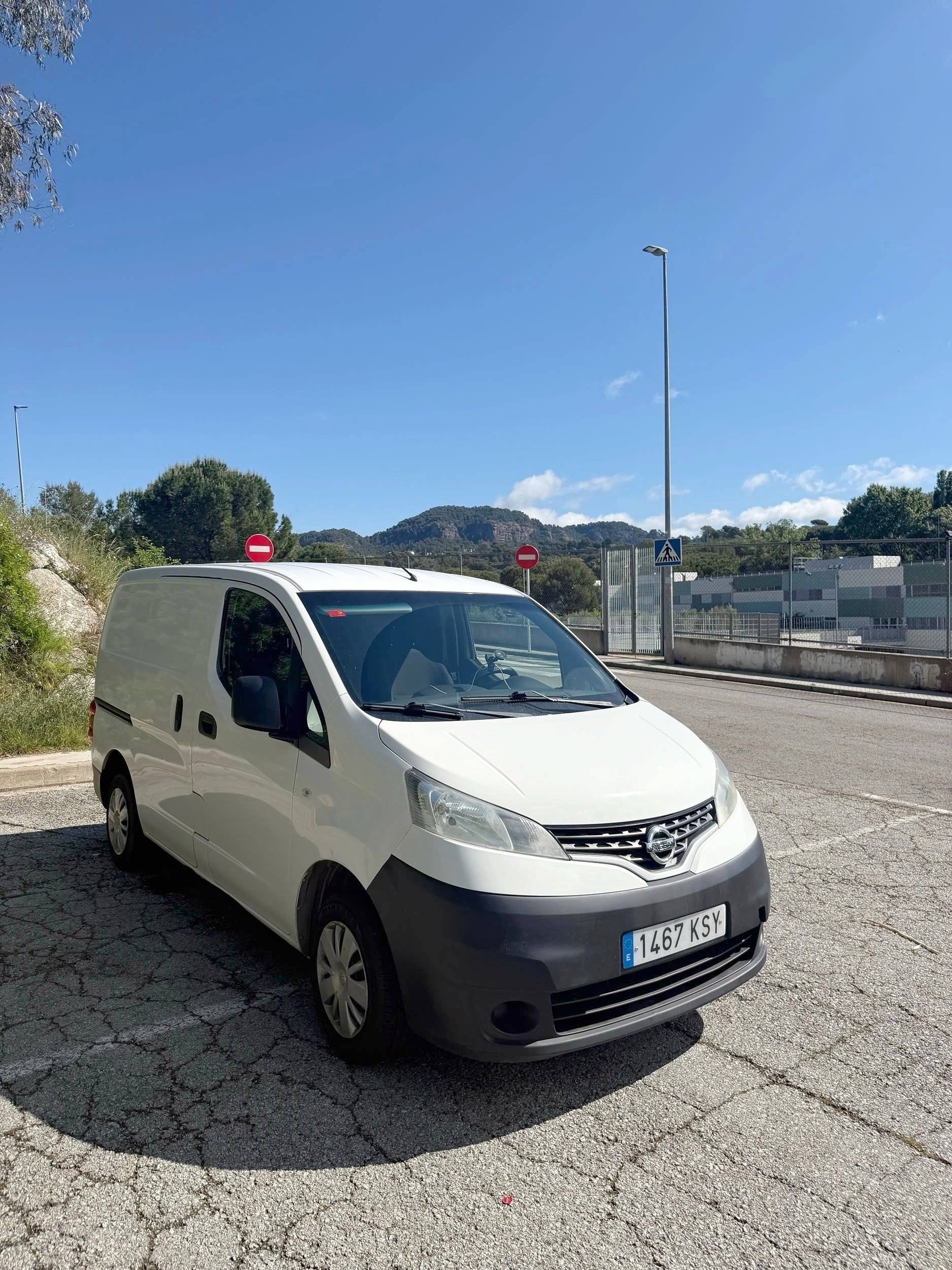 Vista del vehicle angle davanter Nissan NV200 - Yescapa