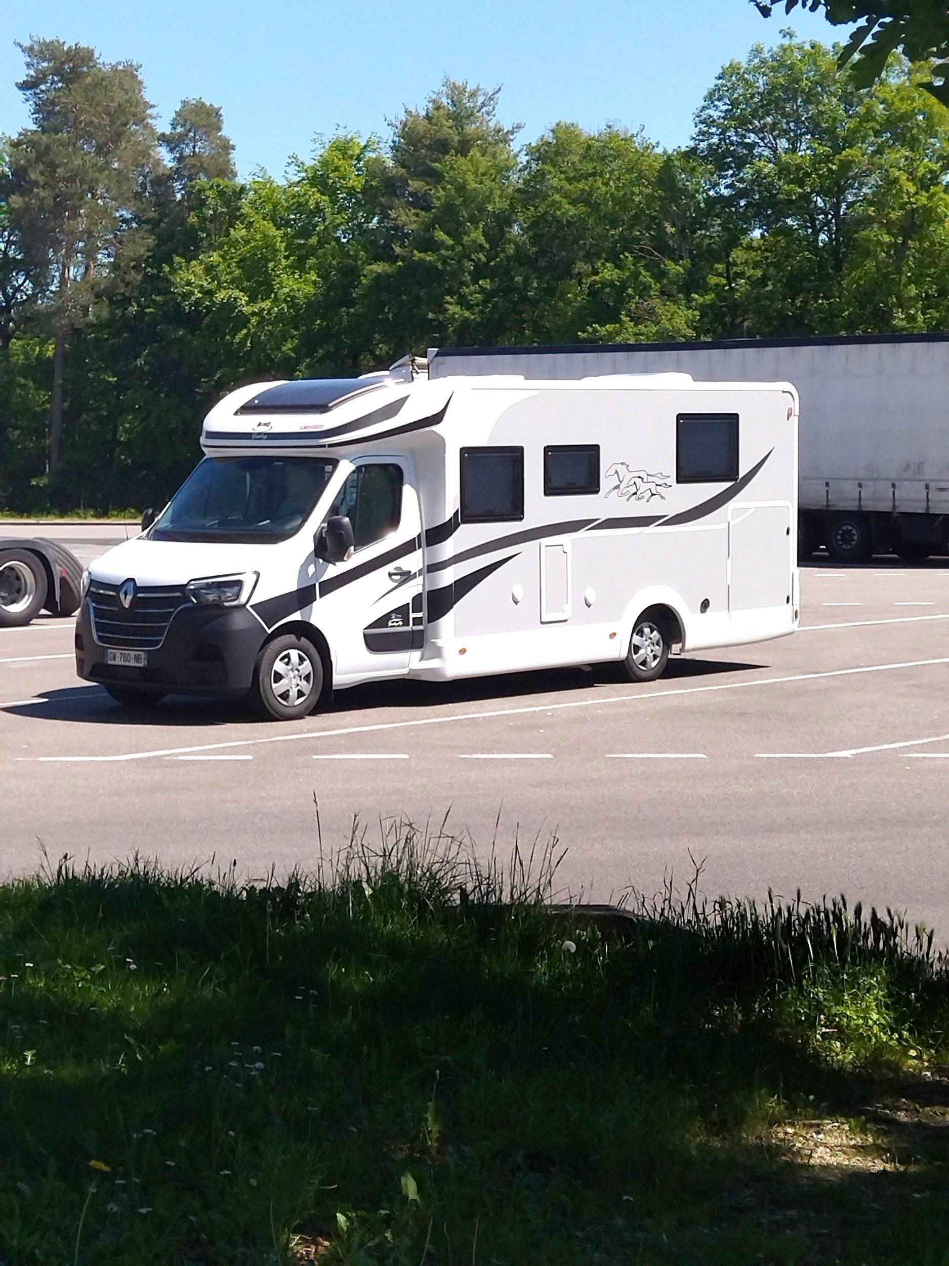 Vista del vehículo ángulo delantero Renault Master 2,3 l 165 ch - Yescapa