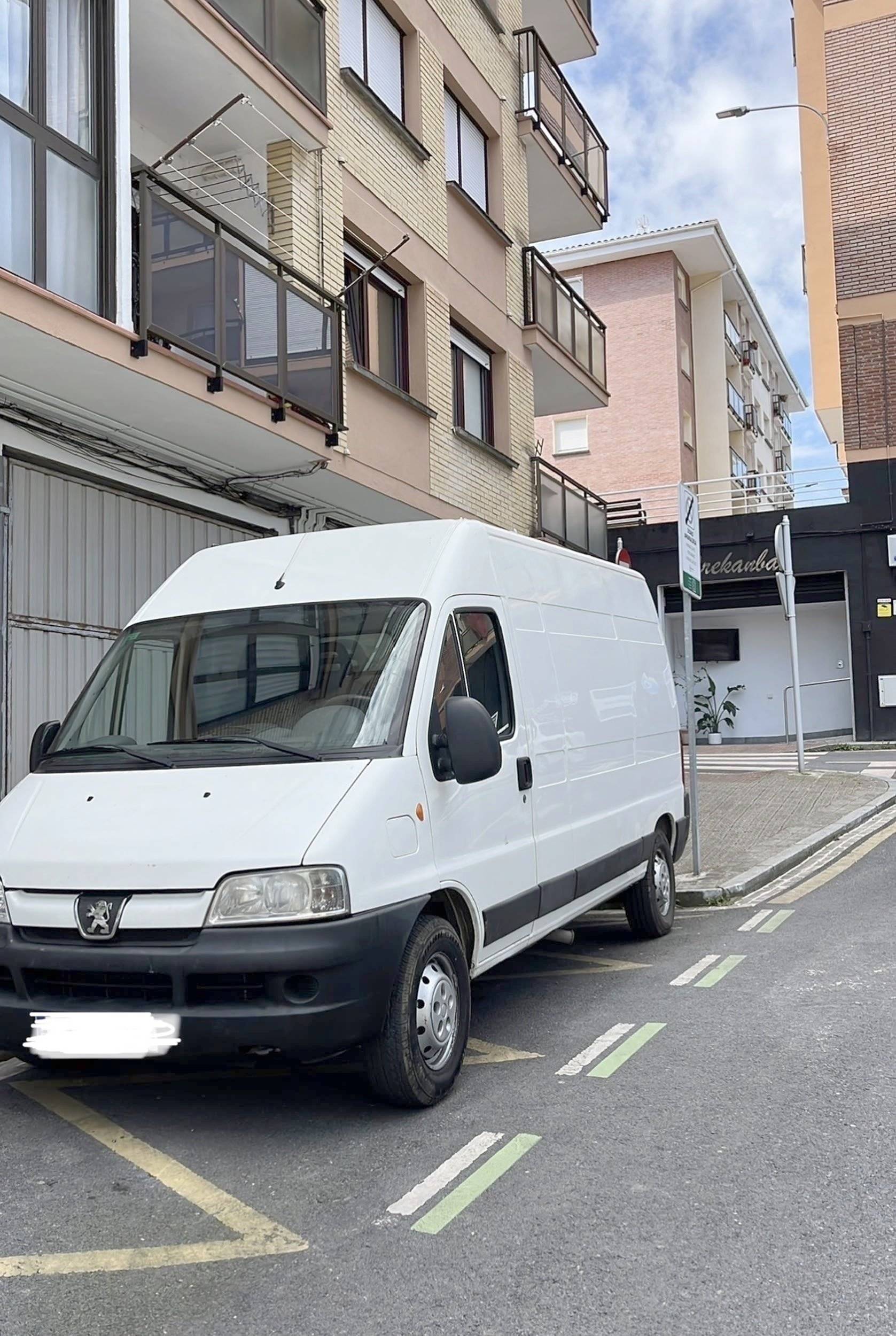 Front view from 3/4 Peugeot Boxer 2,8 Hdi, 127ch - Yescapa