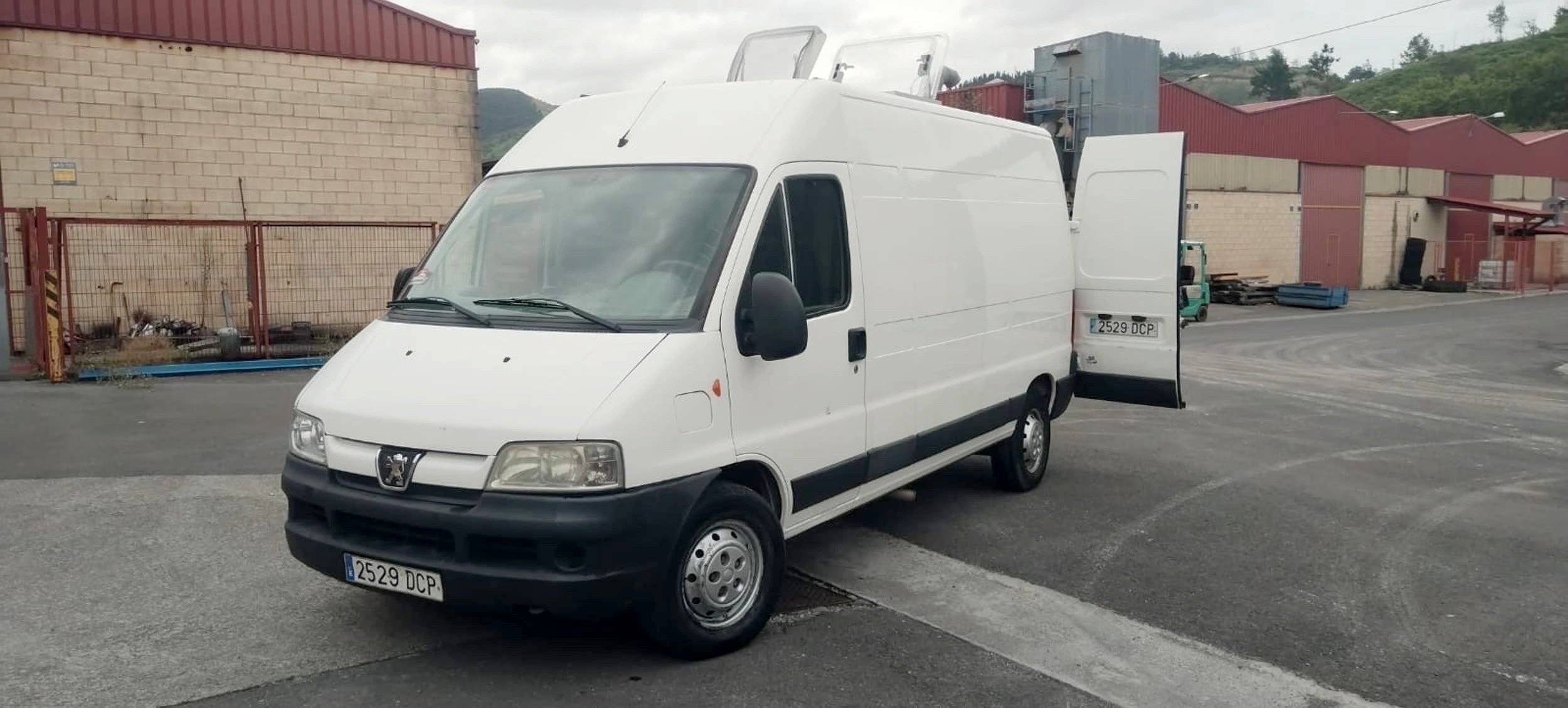 Voorkant 3/4 Peugeot Boxer 2,8 Hdi, 127ch - Yescapa