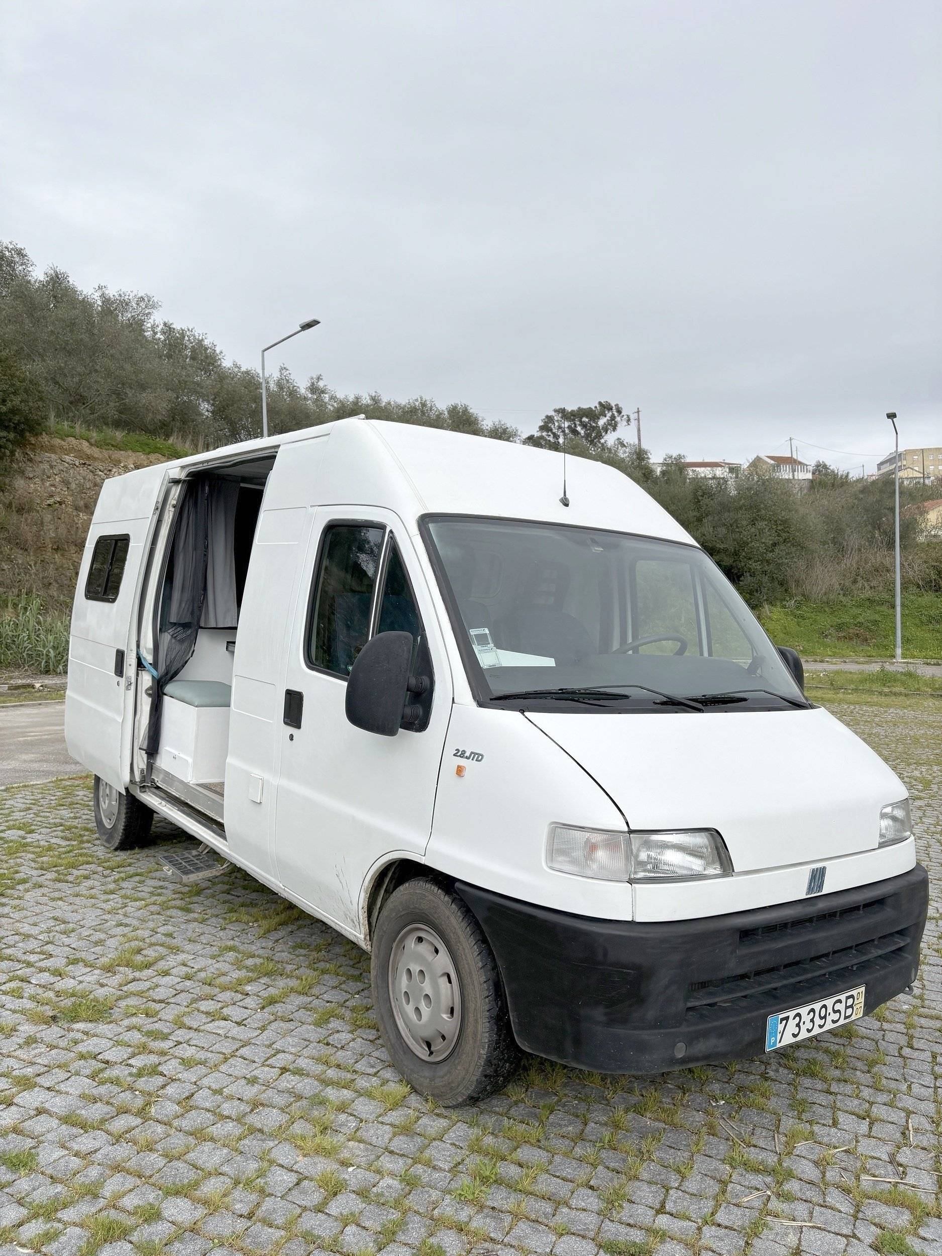 schräge Vorderansicht Fiat 2.8JTD - Yescapa