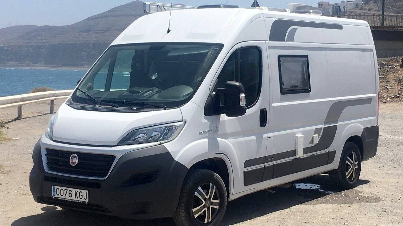 Vista del vehículo ángulo delantero Fiat 35 light 2,2 l 130 ch. - Yescapa