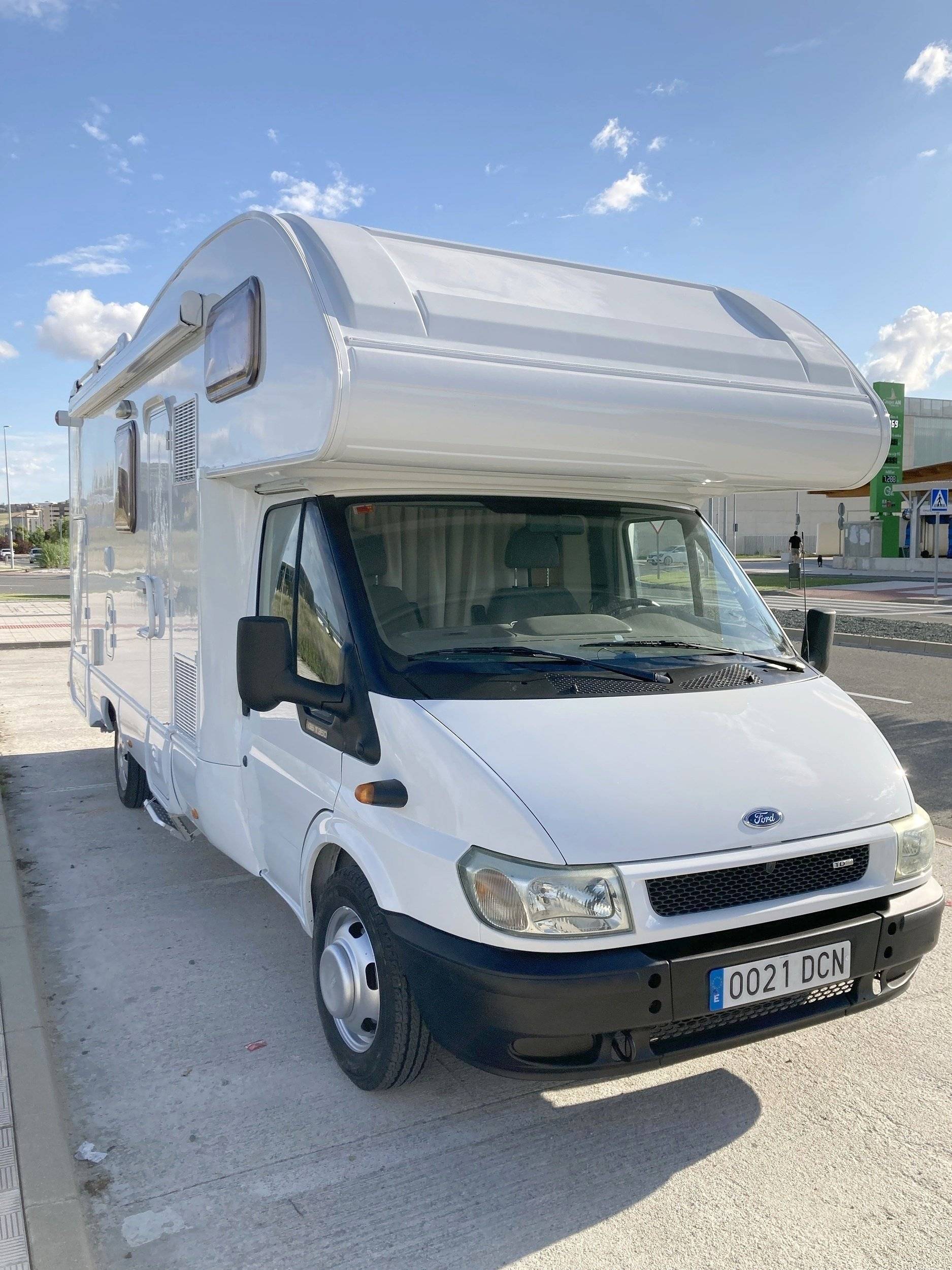 schräge Vorderansicht Ford Transit 2,2 l 140 ch - Yescapa