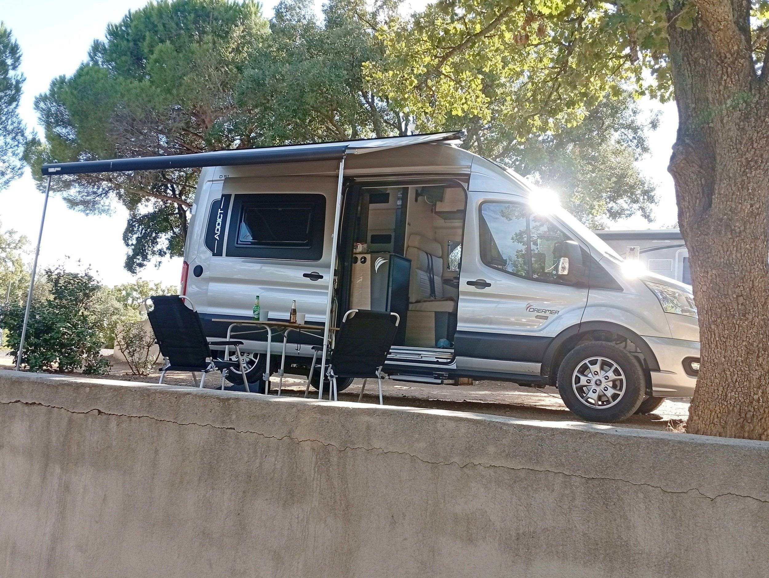 Vista frontale a ¾ Ford ford transit - Yescapa