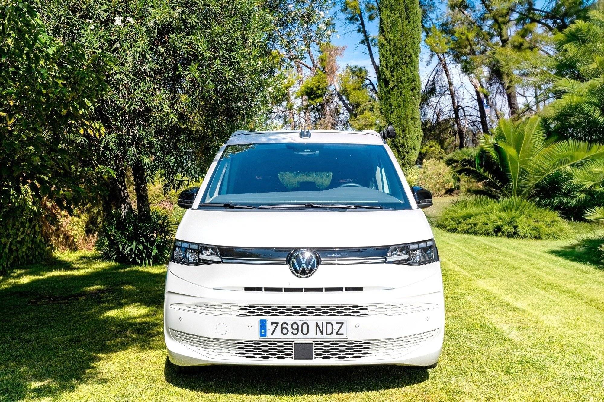 Front view from 3/4 Volkswagen T7 CALIFORNIA OCEAN - Yescapa
