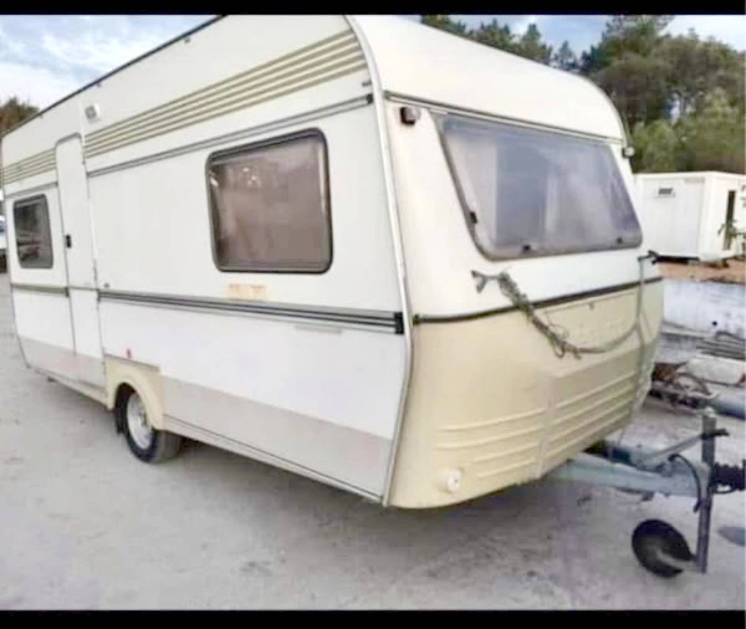 Front view from 3/4  - Yescapa