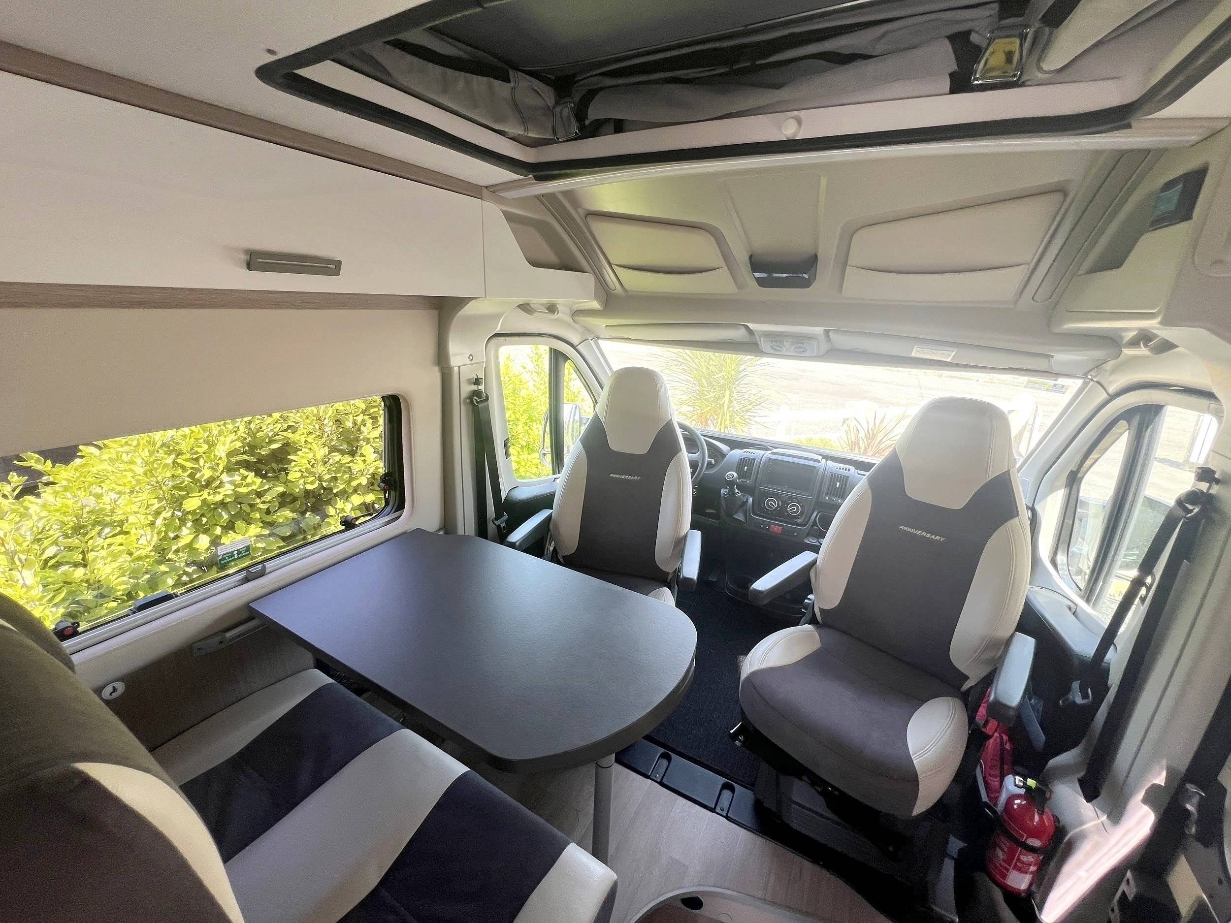 Área de jantar Fiat Ducato 2,3 l Multijet 130 ch. - Yescapa