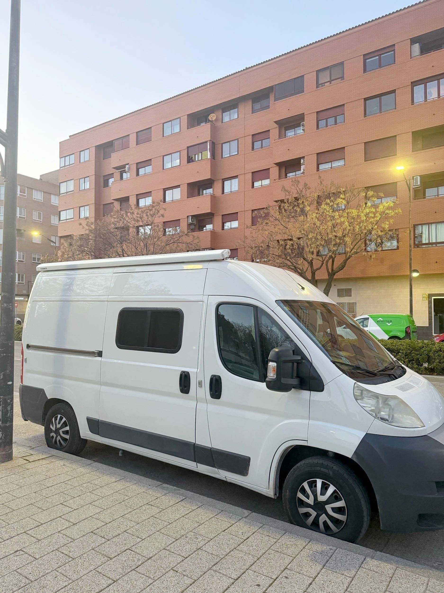 schräge Vorderansicht Fiat Ducato 120 Multijet - Yescapa