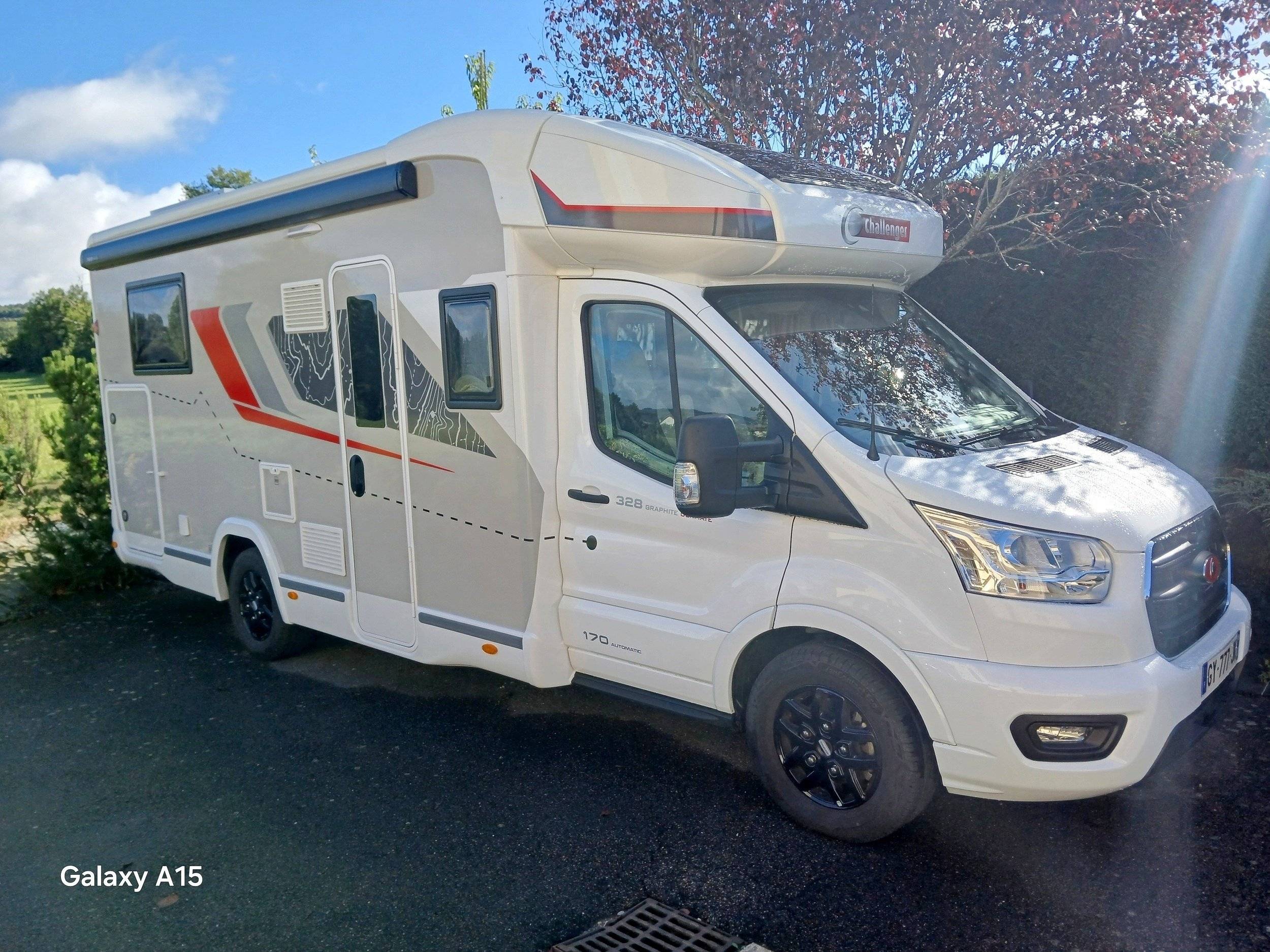 Front view from 3/4 Ford - Yescapa