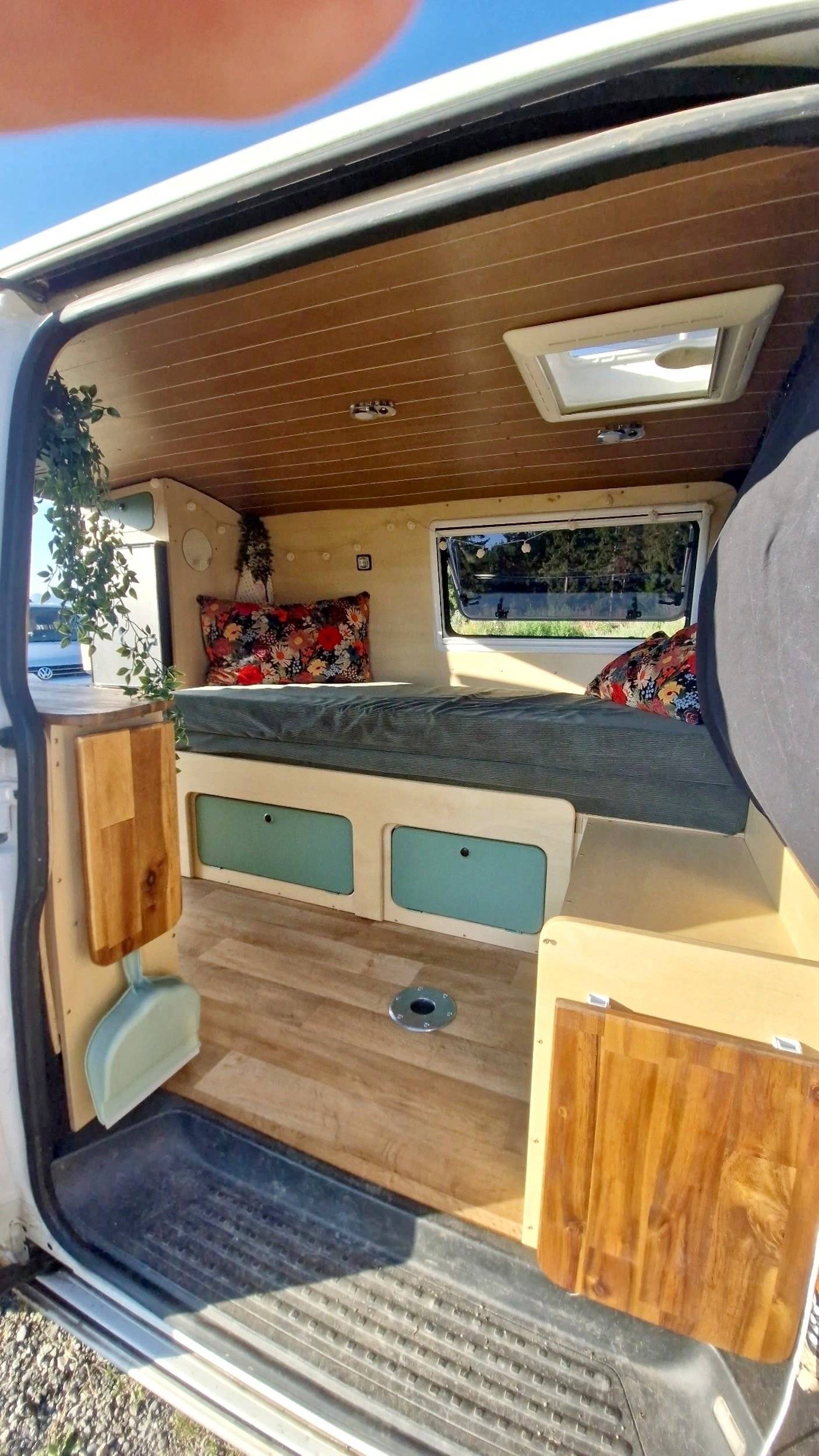 Coin repas Volkswagen T5 1,9 l 102 ch - Yescapa