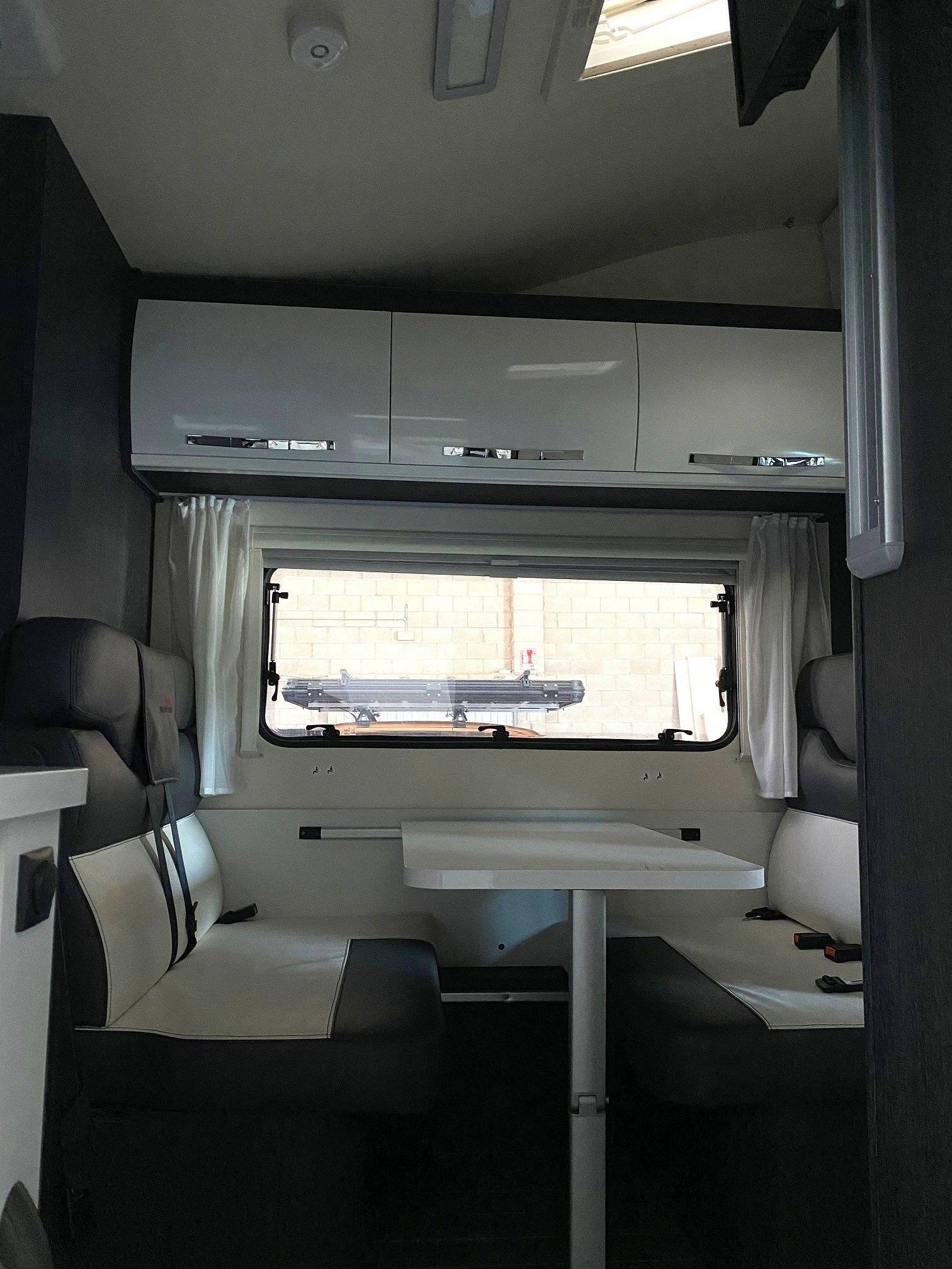Dinette Ford ford transit - Yescapa
