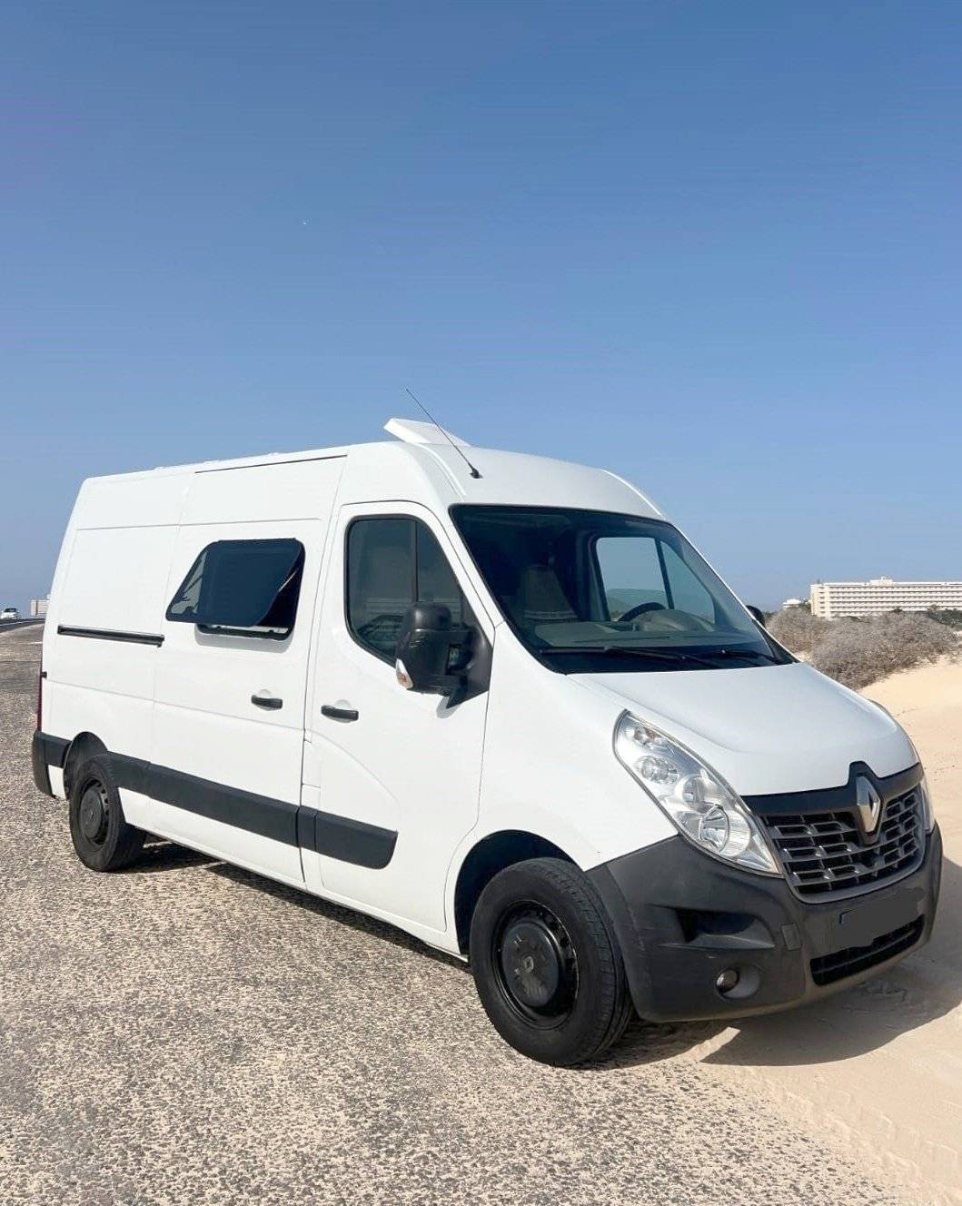 schräge Vorderansicht Renault Renault master - Yescapa