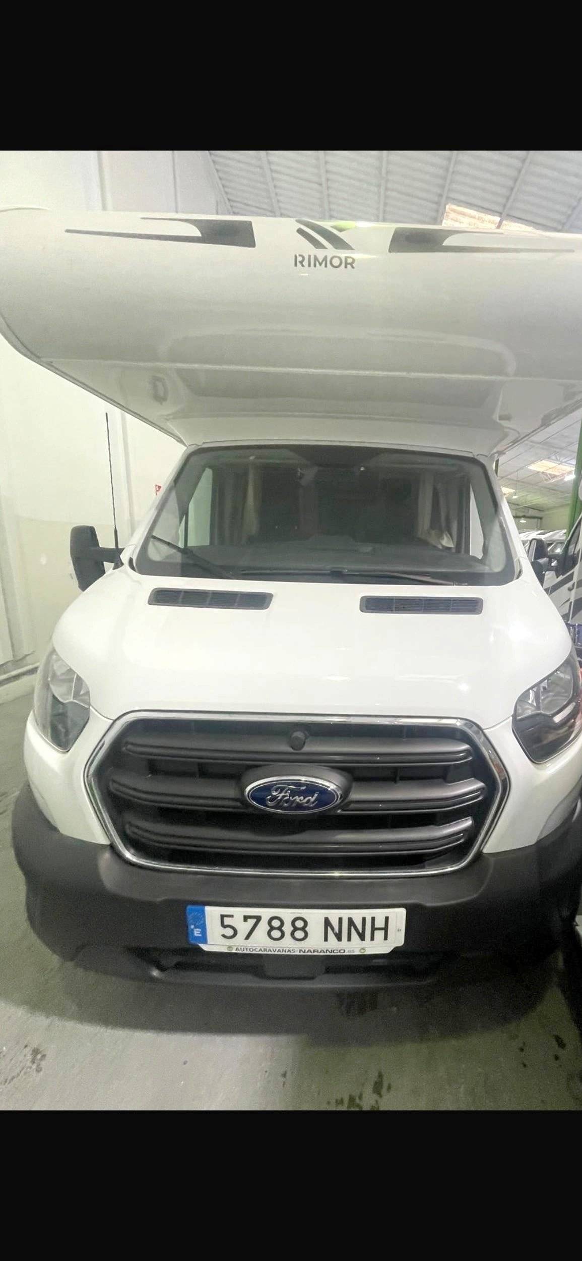 Front view from 3/4 Ford Transit 2,2 l 155 ch - Yescapa