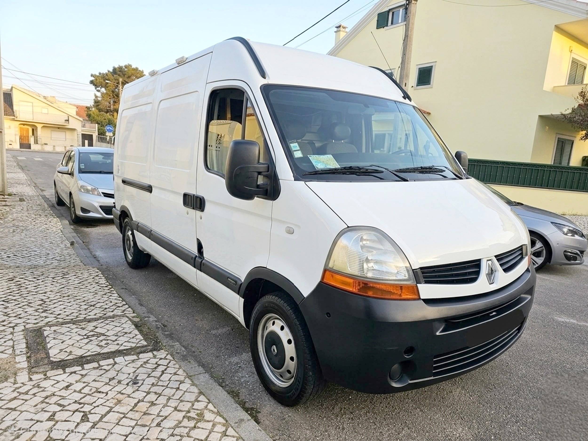Front view from 3/4 Renault Master 2,5 l dCi 100 ch. - Yescapa