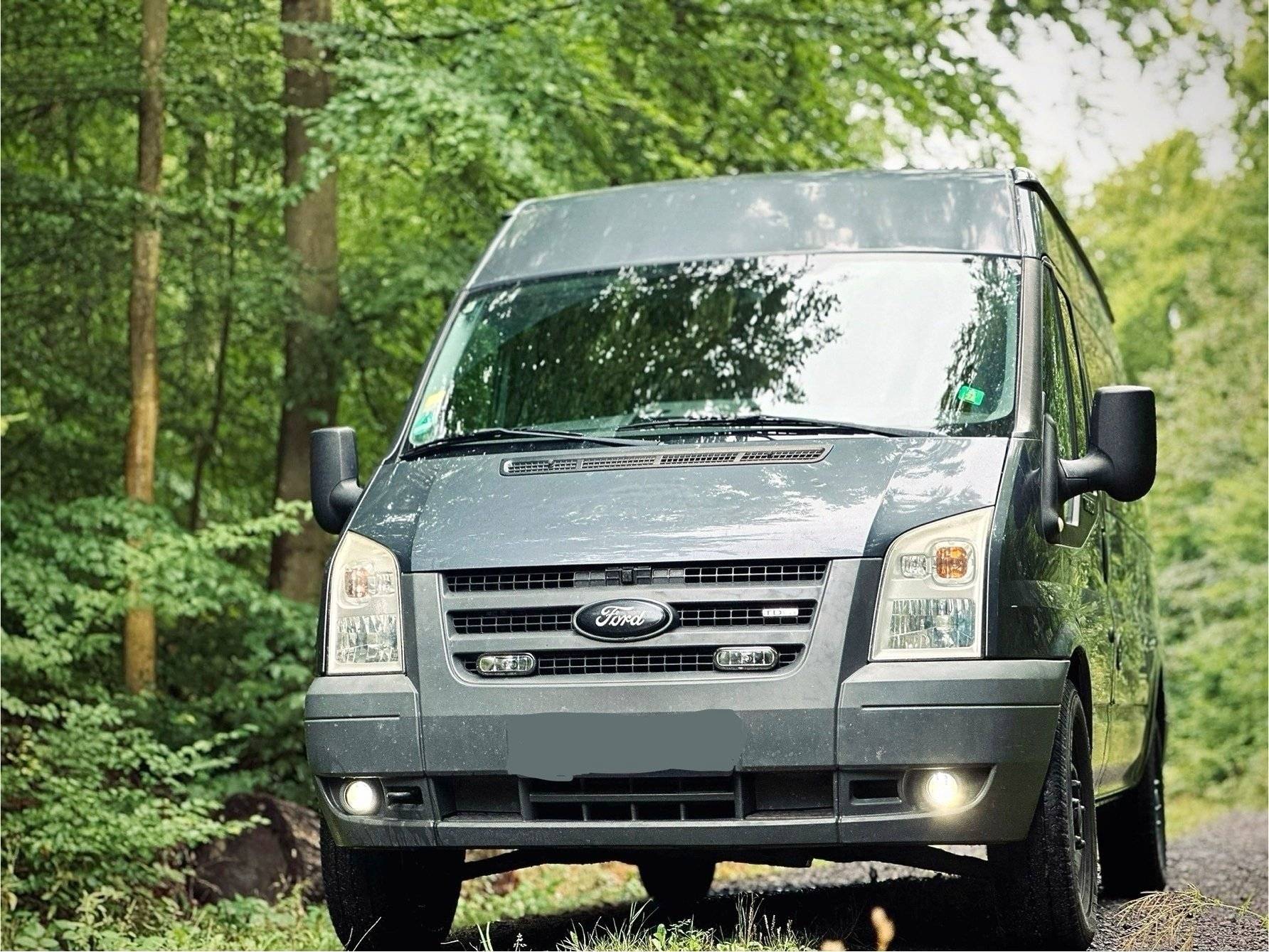 schräge Vorderansicht Ford FORD TRANSIT - Yescapa