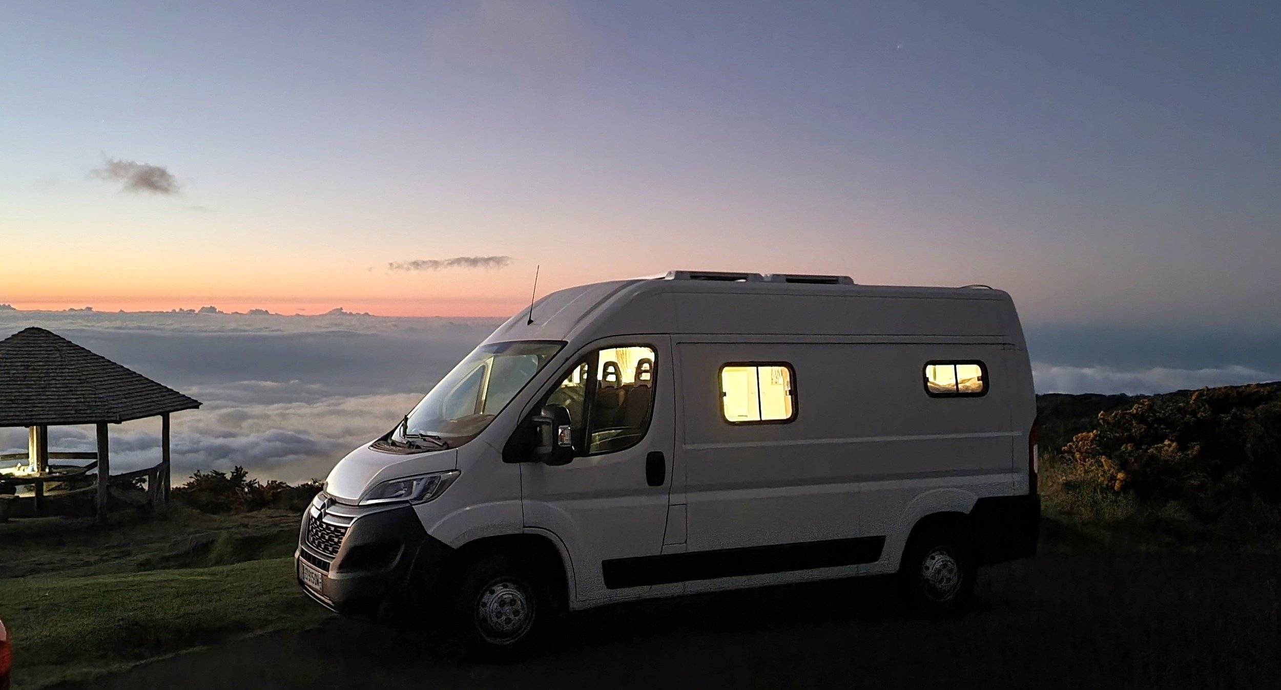 Front view from 3/4 Citroën Jumper 2,0 l 110 ch - Yescapa