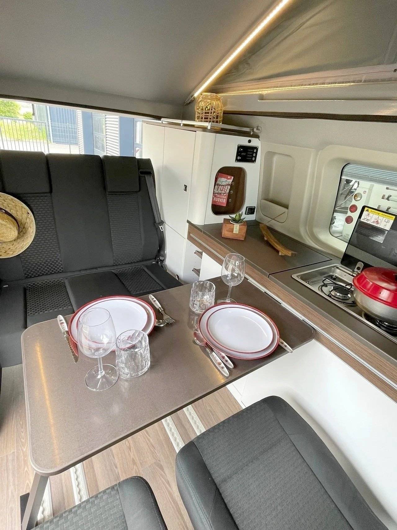 Dining Area Ford FORD TRANSIT - Yescapa