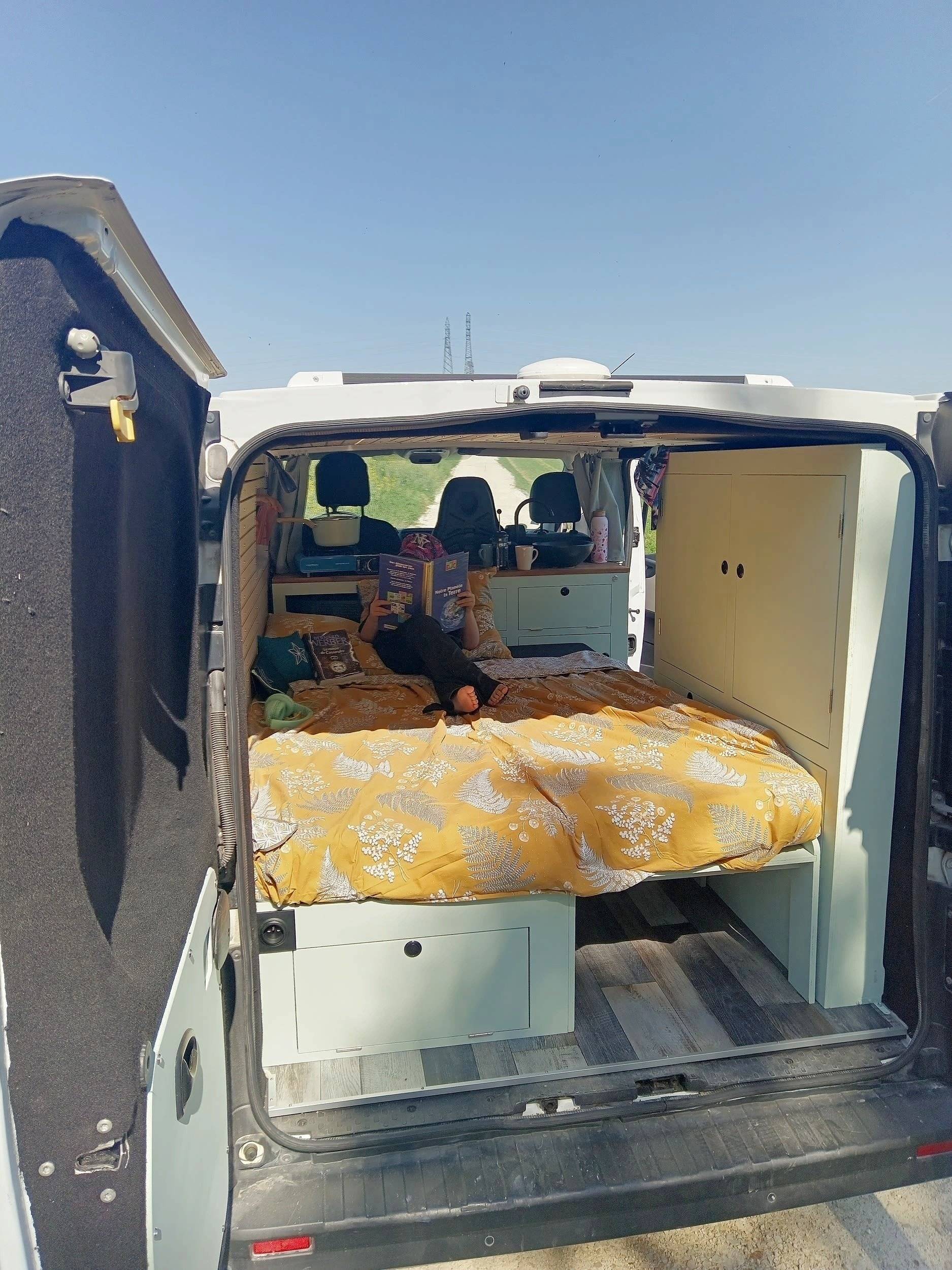 Dining Area Renault Trafic 1,6 l 120 ch - Yescapa