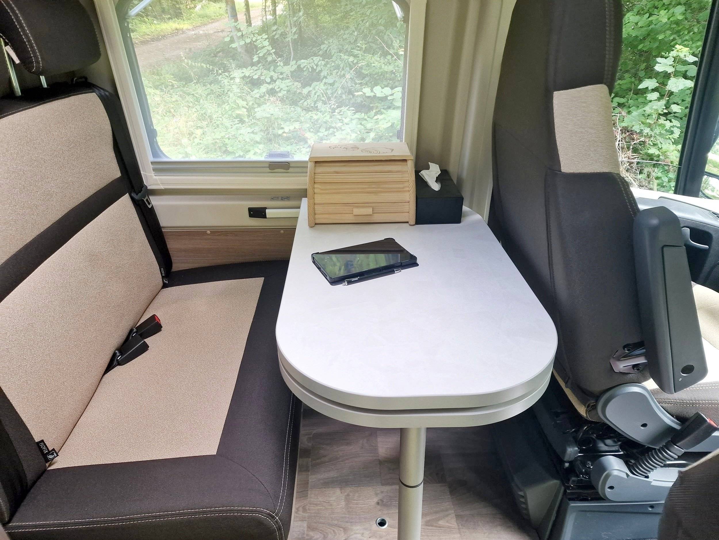 Dining Area Peugeot Boxer - Yescapa