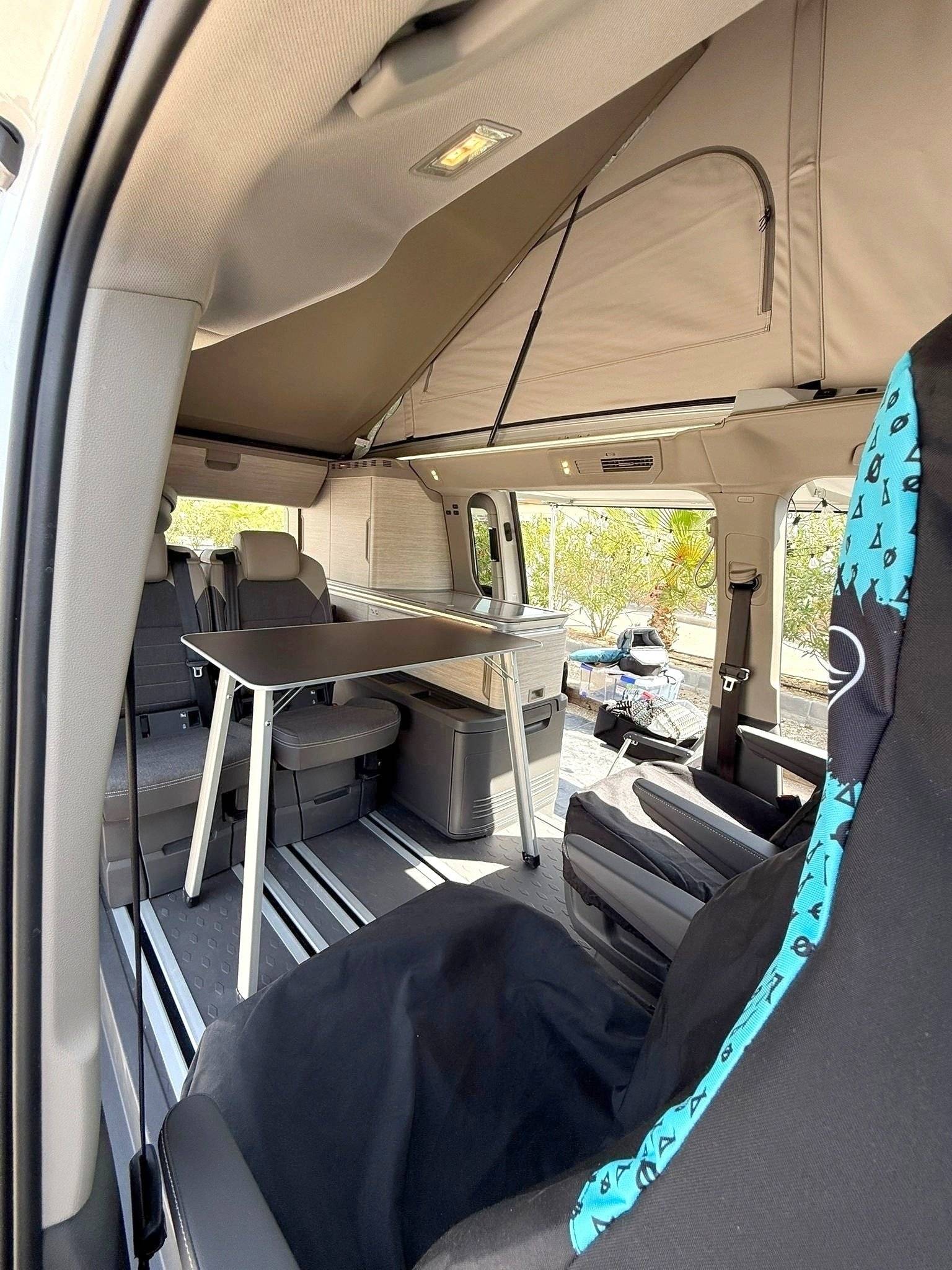 Dining Area Volkswagen T7 CALIFORNIA OCEAN - Yescapa