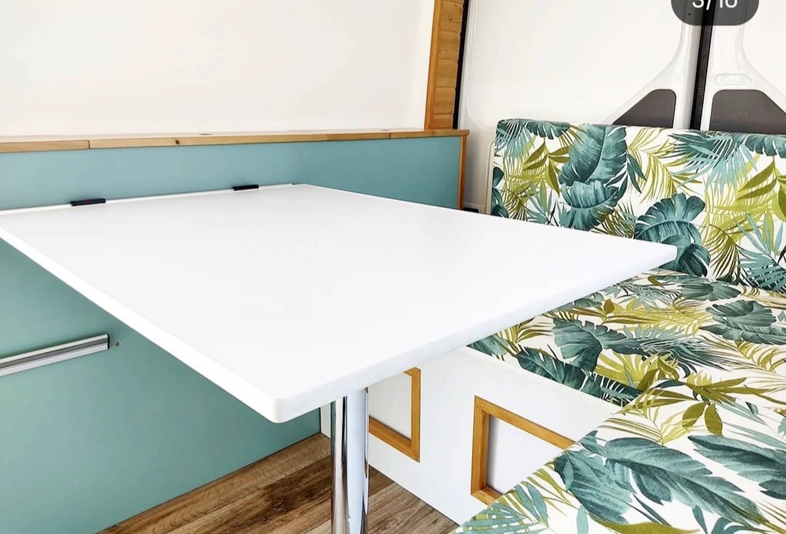Dining Area Volkswagen Crafter 2,5 l 109 ch - Yescapa