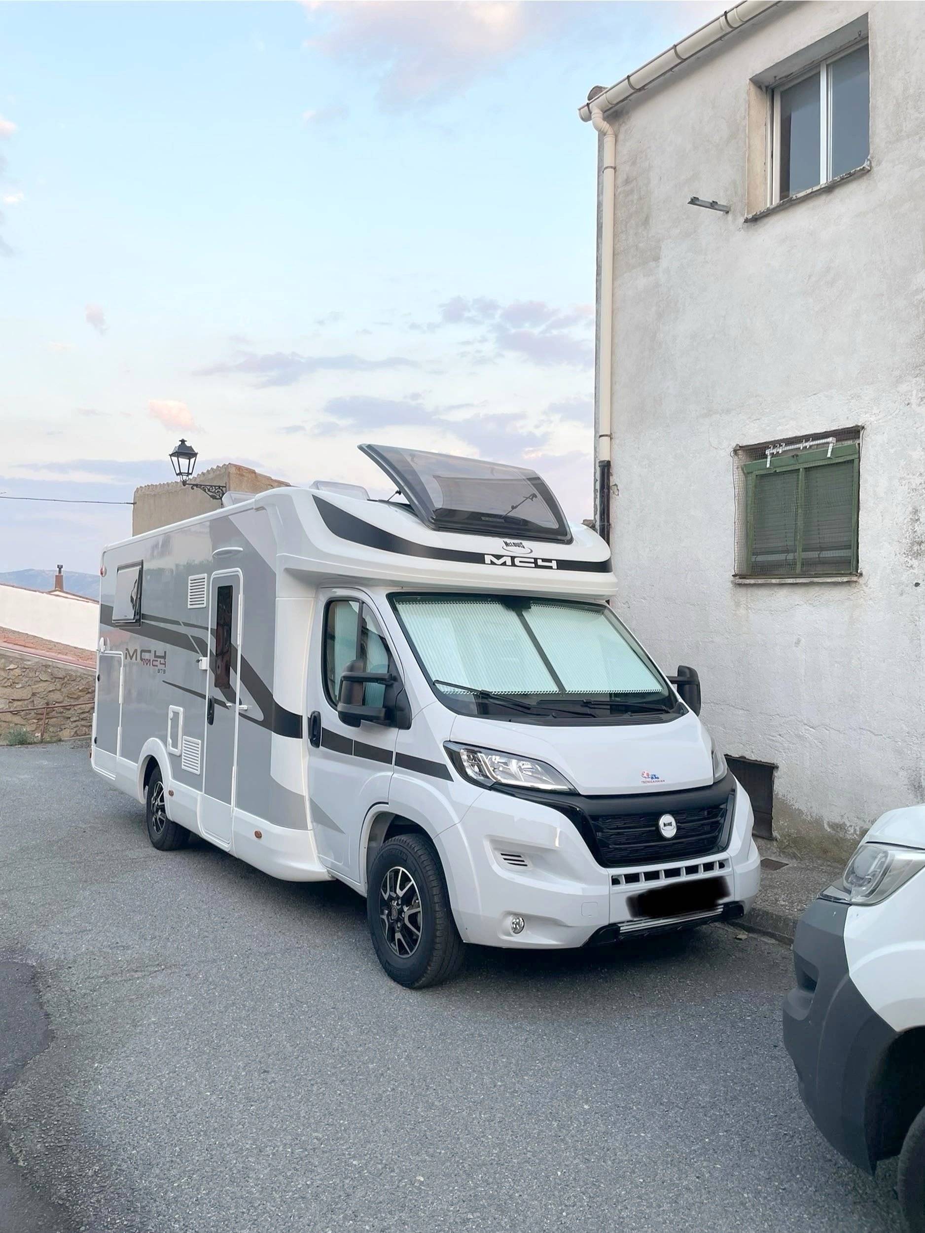 Front view from 3/4 Fiat Ducato 2,3 Multijet 140PS - Yescapa
