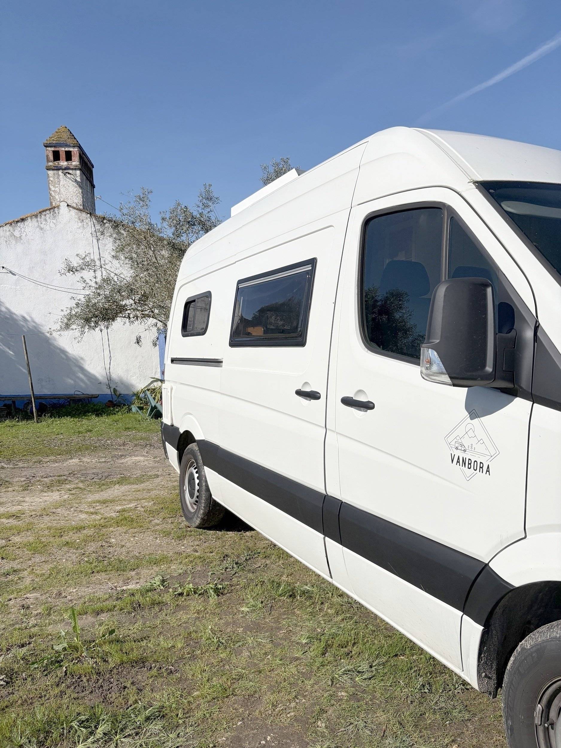 schräge Vorderansicht Volkswagen Crafter - Yescapa
