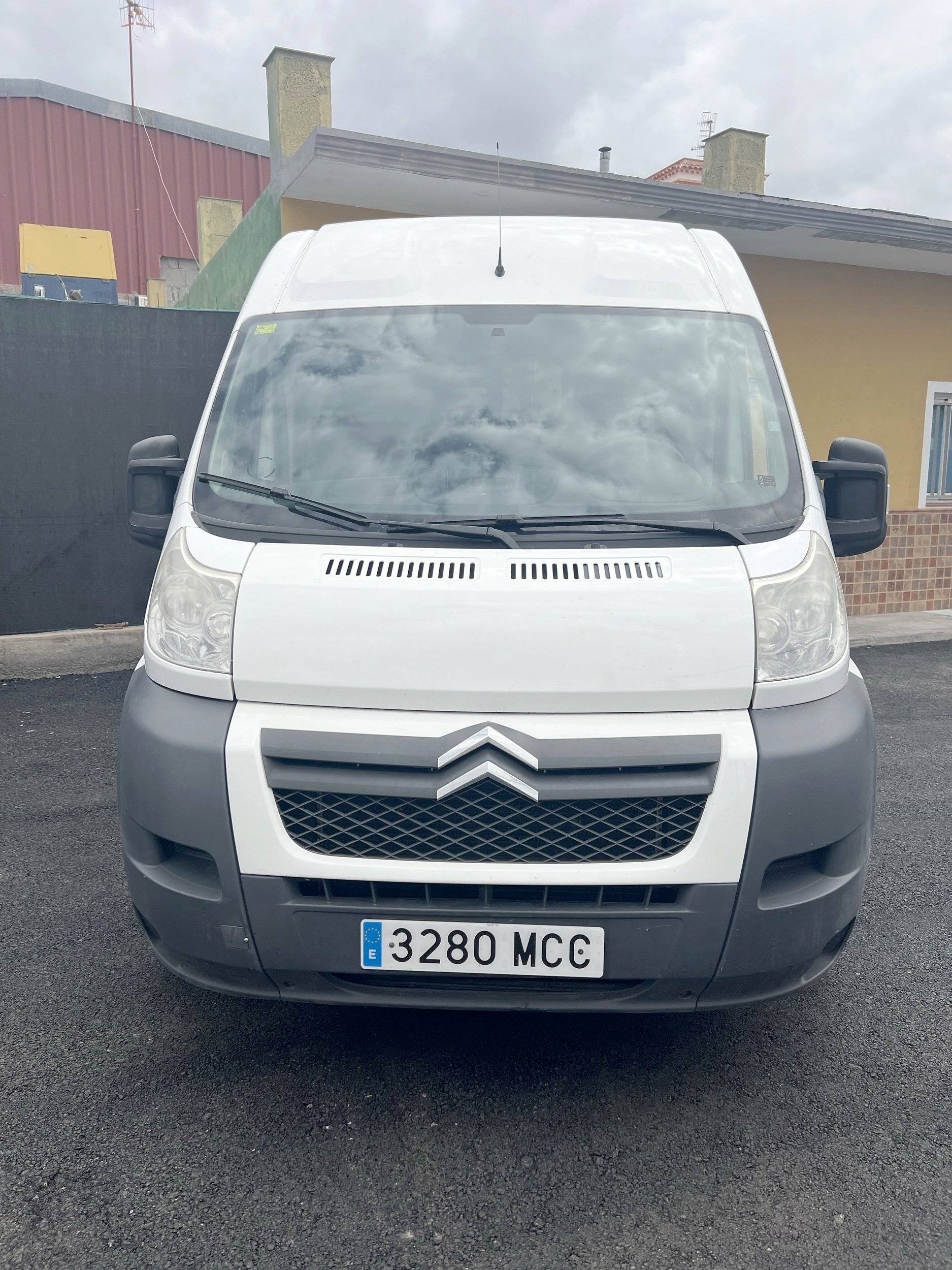 Vista frontale a ¾ Citroën Jumper 2,2 l 120 ch - Yescapa