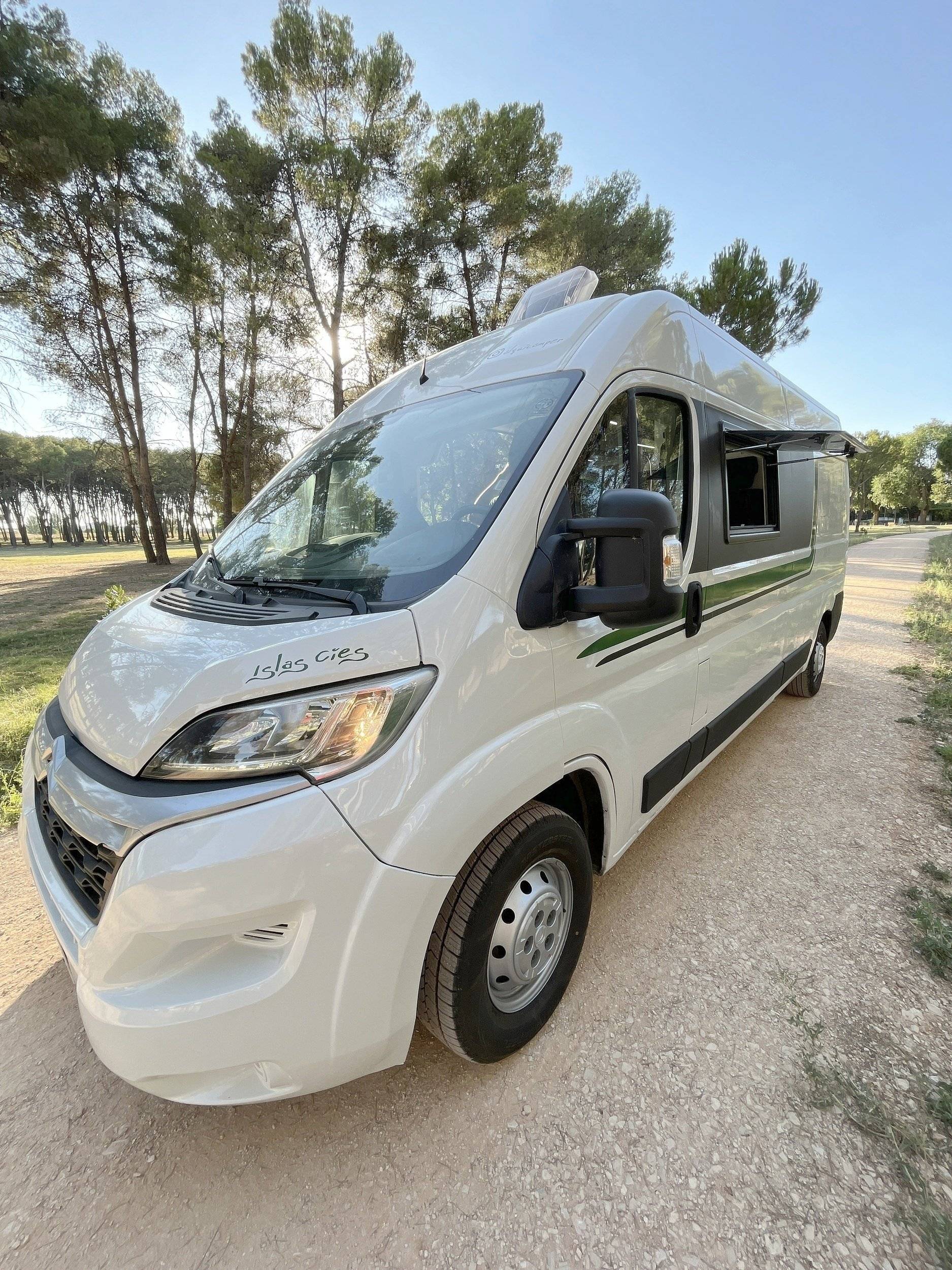 Vue avant de 3/4 Citroën Jumper - Yescapa