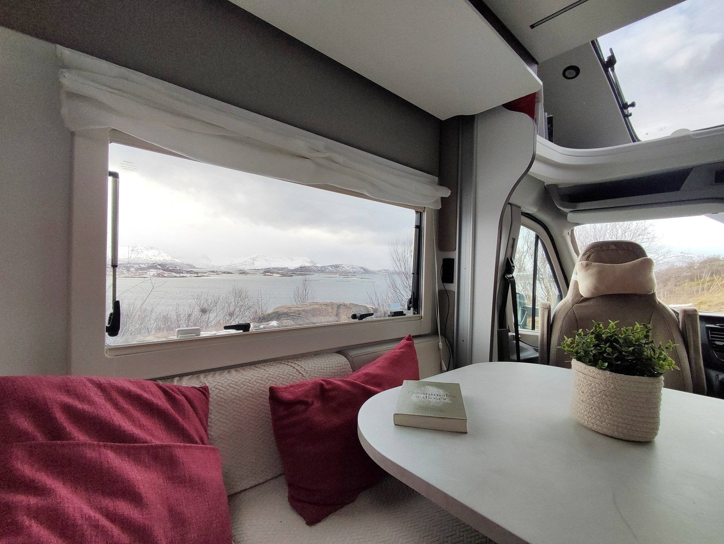 Área de jantar Ford Transit 2,0 BlueTDCi 170CV - Yescapa