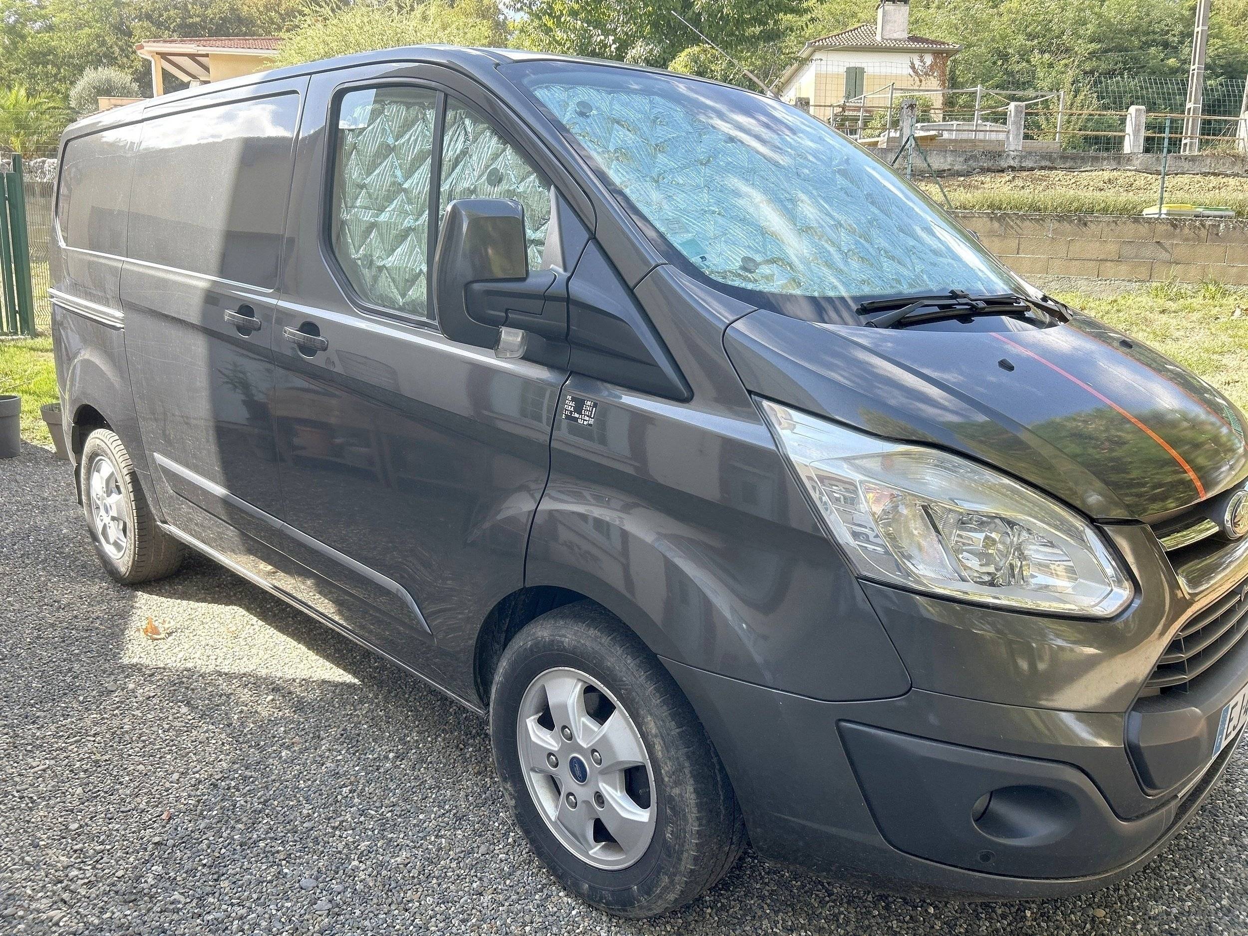 Vista de 3/4 Ford Transit 2,0 l 130 ch - Yescapa