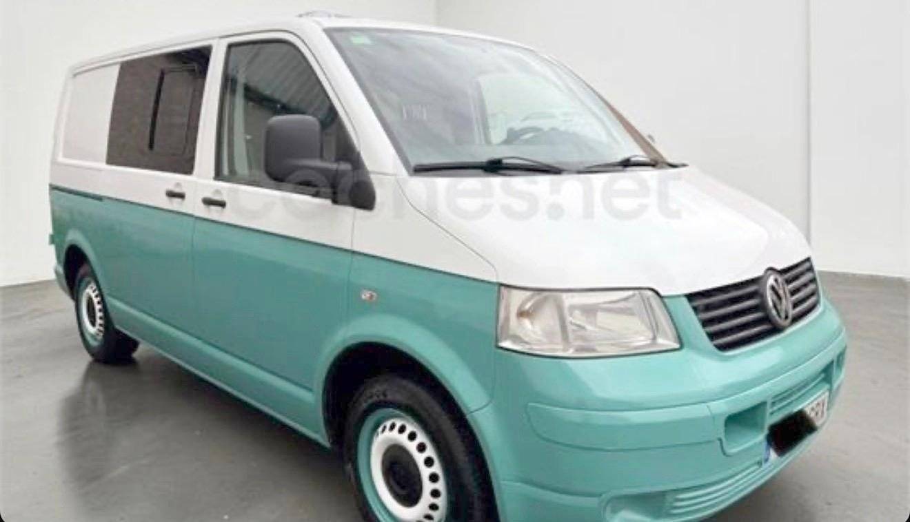 Vista de 3/4 Volkswagen T5 1,9 l 102 ch - Yescapa
