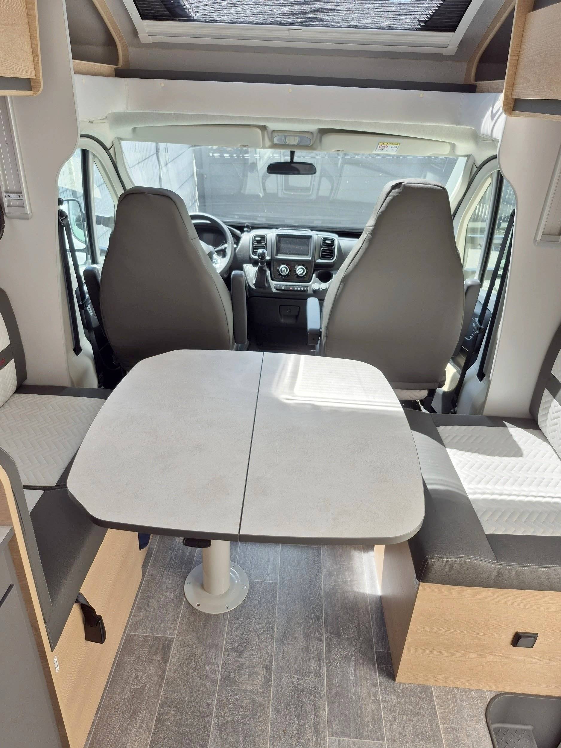 Dining Area Peugeot 2.2 140Bhp HDI - Yescapa