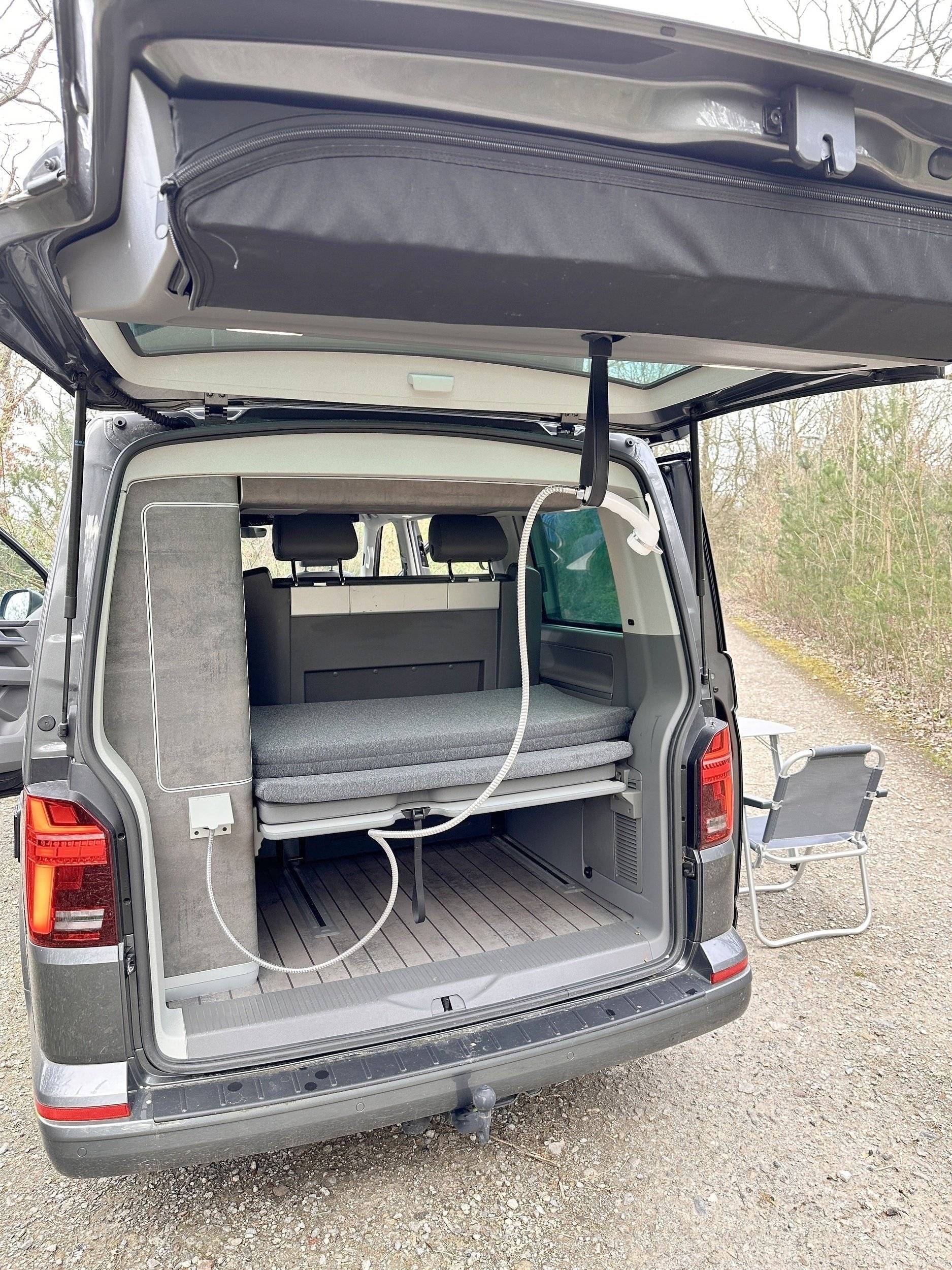 Vista part posterior del vehicle Volkswagen Volkswagen T6.1 California OCEAN - Yescapa