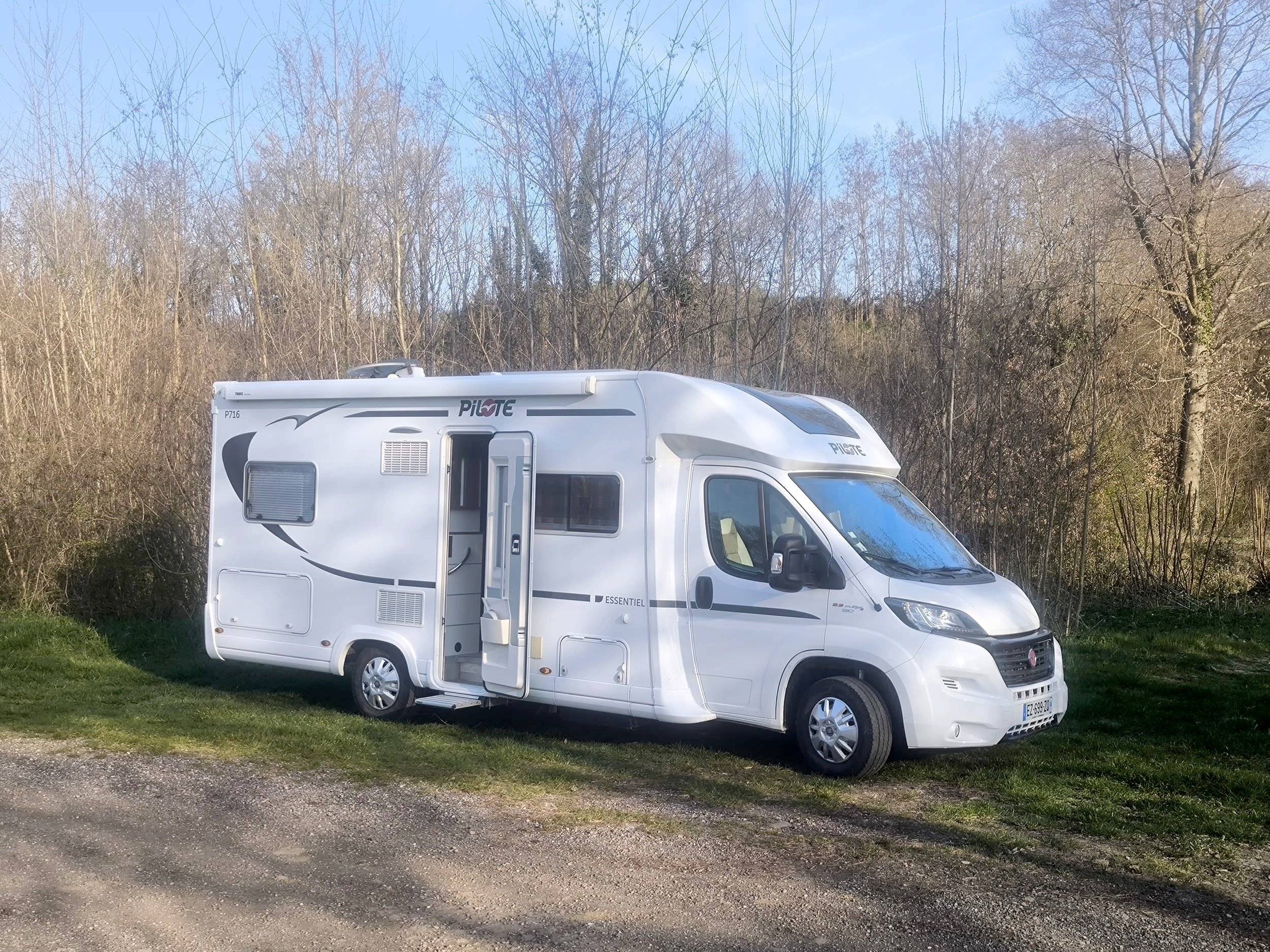 Vue avant de 3/4 Fiat Ducato 2,3 l Multijet 130 ch. - Yescapa