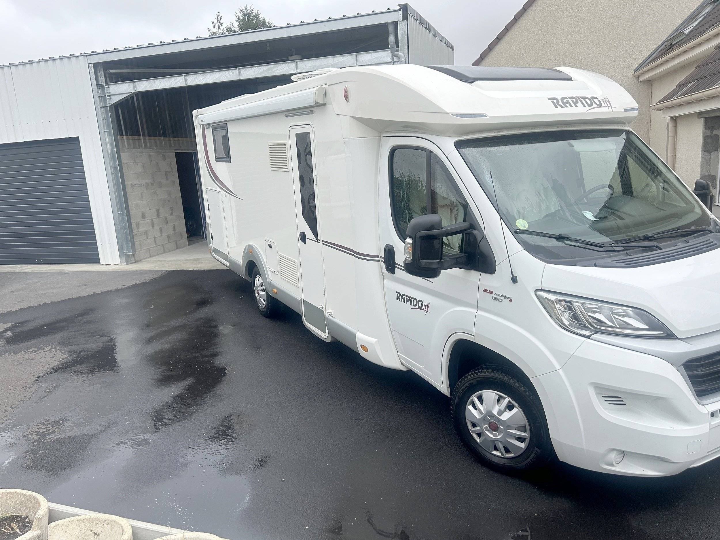 schräge Vorderansicht Fiat 2,3 l 130 ch - Yescapa