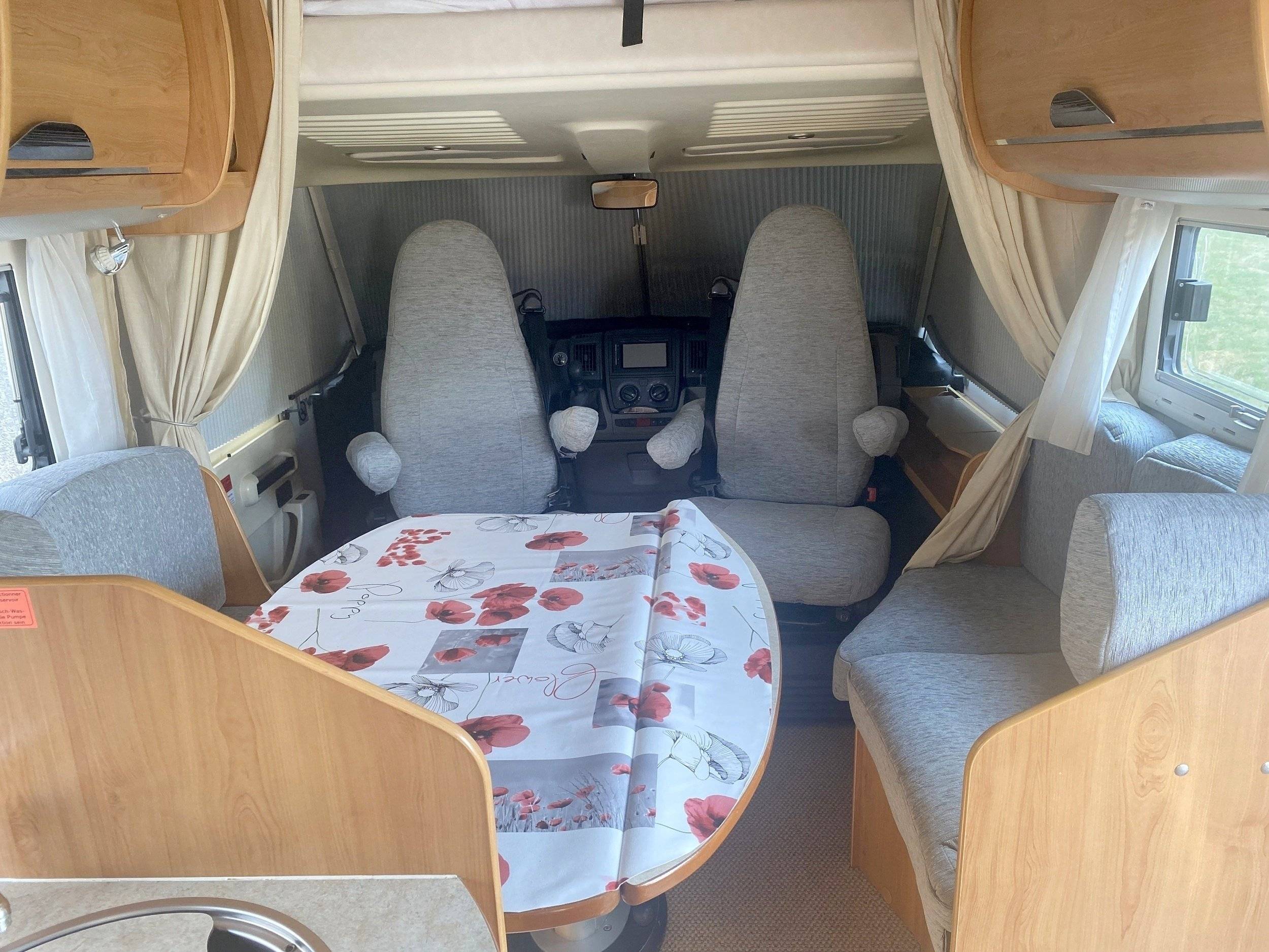 Dining Area Fiat 35 Light 2,3 l 130 ch. - Yescapa