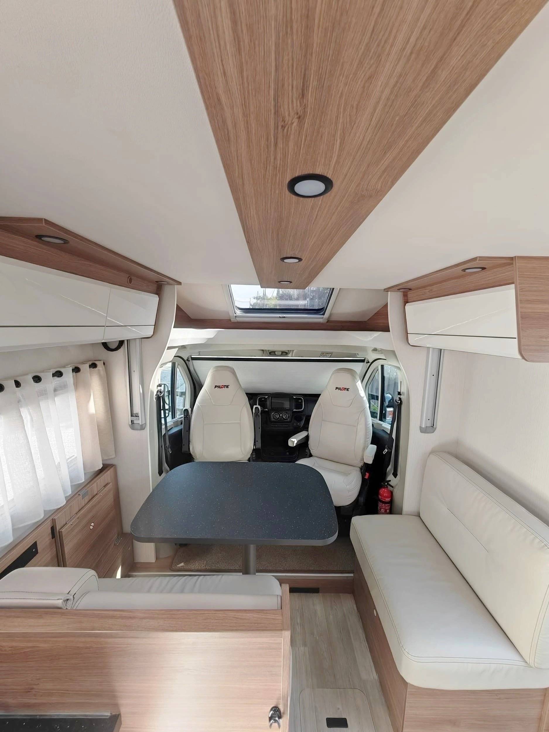 Dining Area Fiat Pilote Exclusive Edition 746 GJ - Yescapa