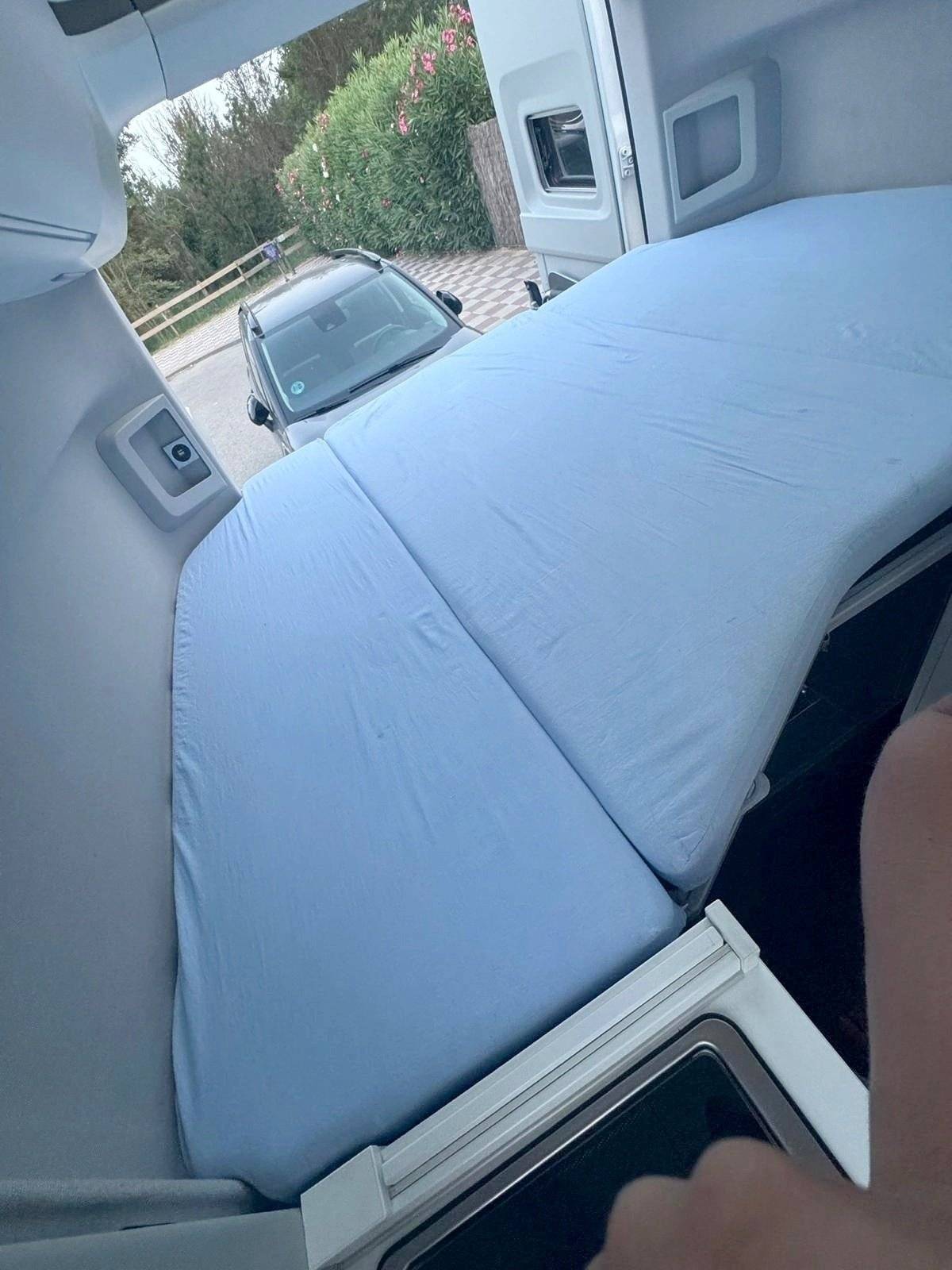Plazas en cama Volkswagen Gran California - Yescapa