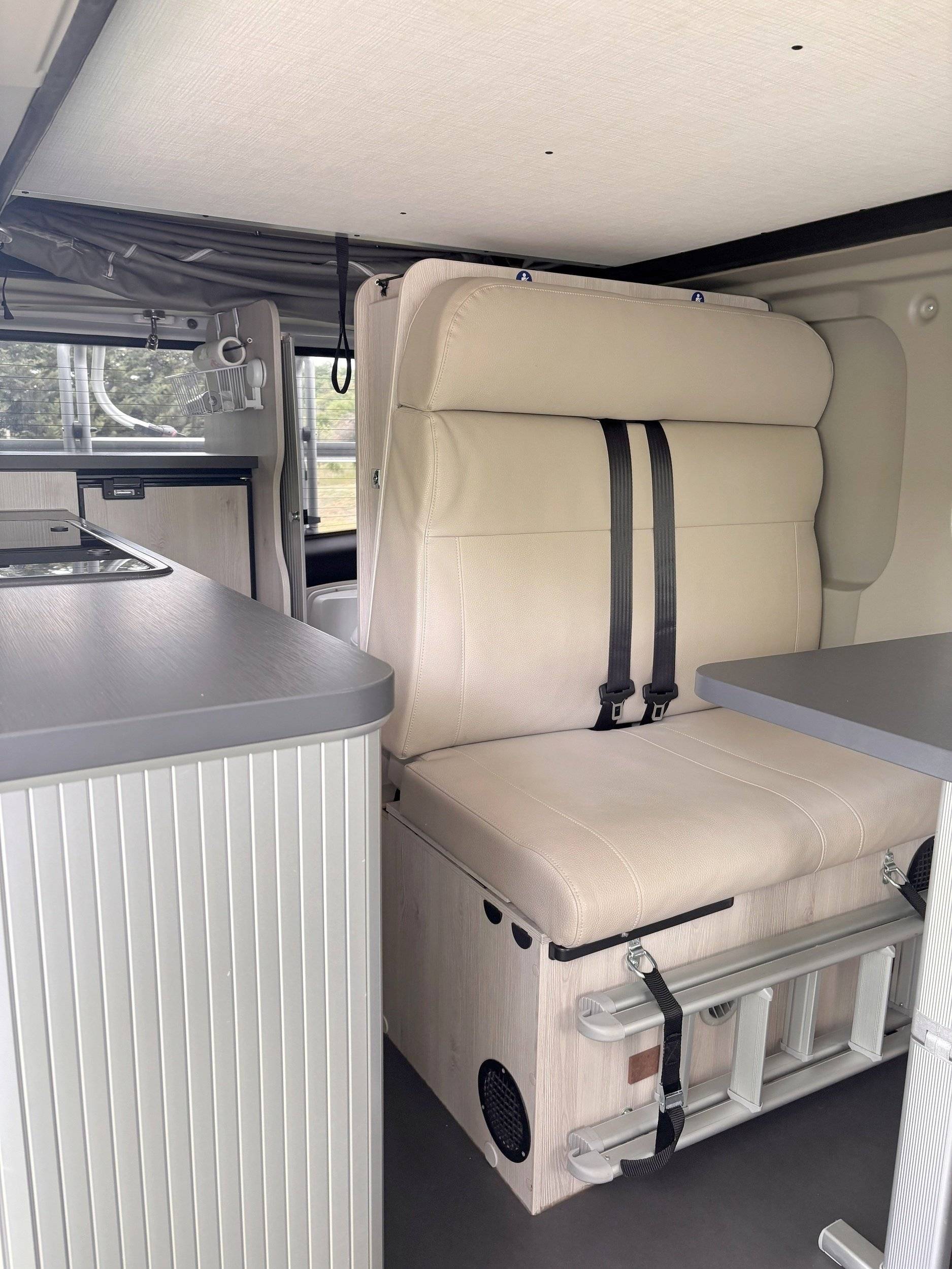 Coin repas Renault Trafic III DCI 145CV - Yescapa