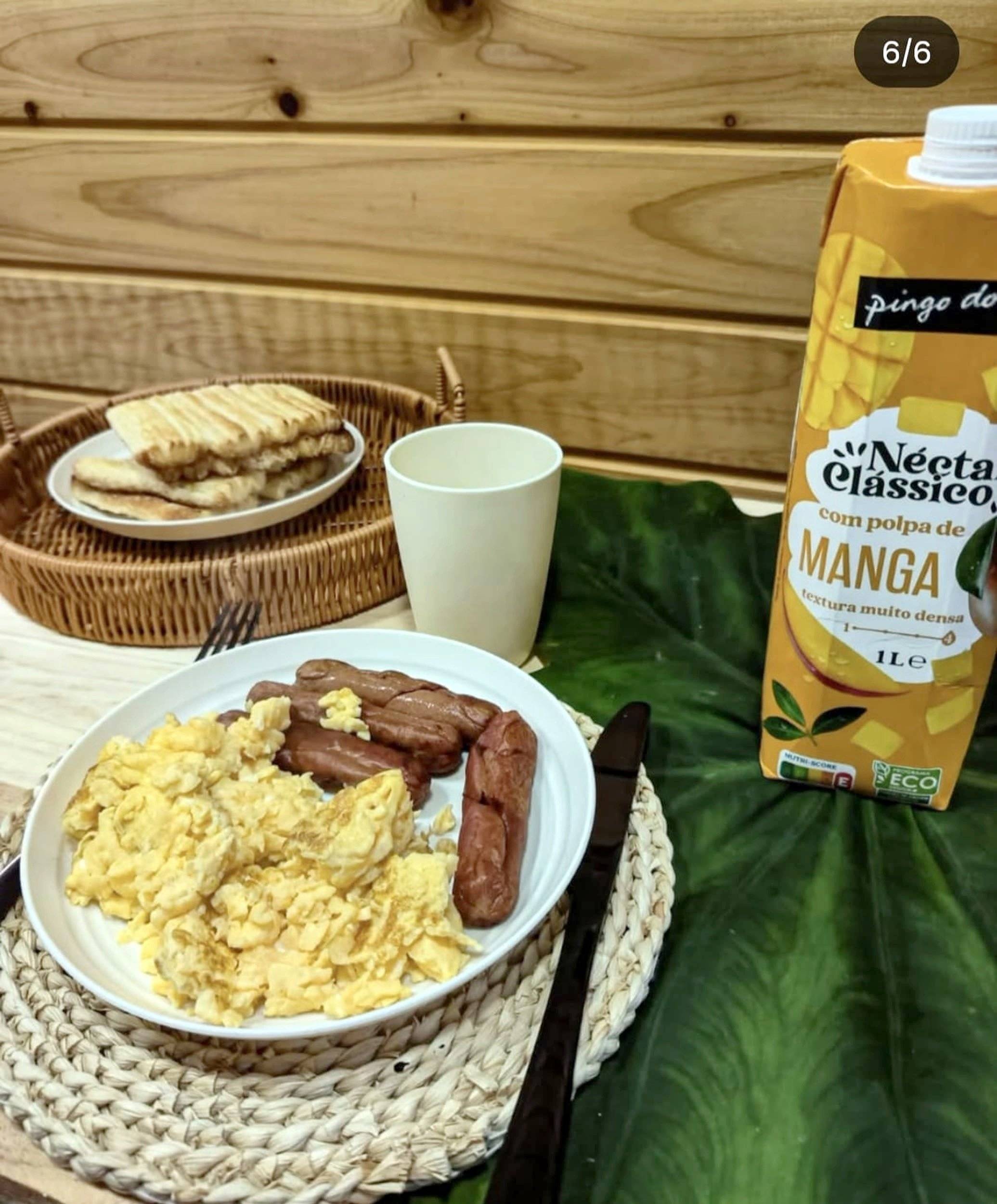 Dining Area Nissan Primastar - Yescapa