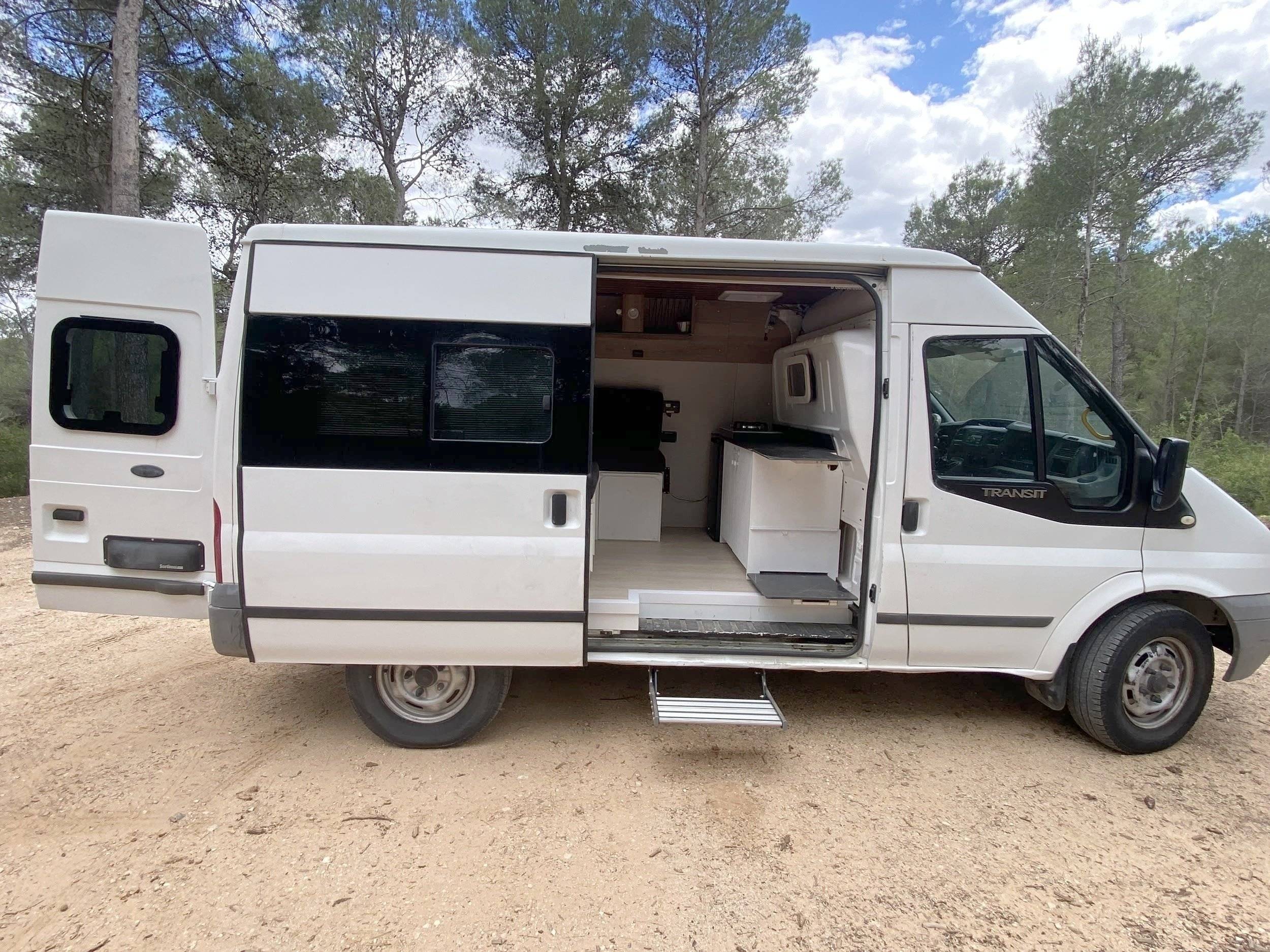Vista del vehículo ángulo delantero Ford Transit - Yescapa