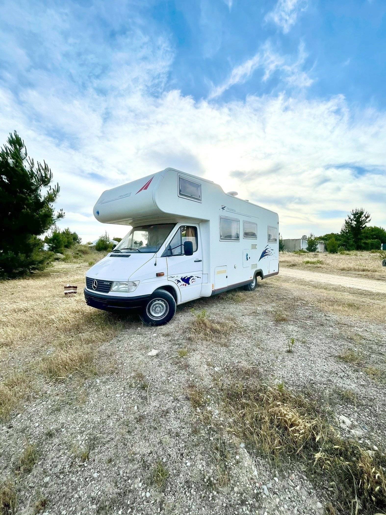 Vue avant de 3/4 Mercedes Sprinter 2.8 TDI - Yescapa